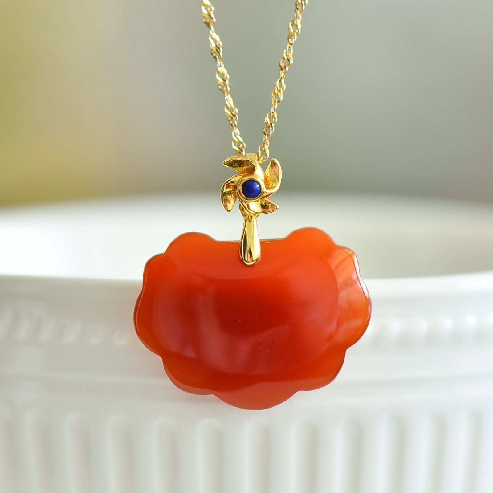 An Exquisite Sterling Silver-Gold Plated Inlaid Agate Pendant: Estimated Value:200-400 An Exquisite Sterling Silver-Gold Plated Inlaid Agate Pendant,Size:21mmx28mm 纯银镀金镶玛瑙吊坠