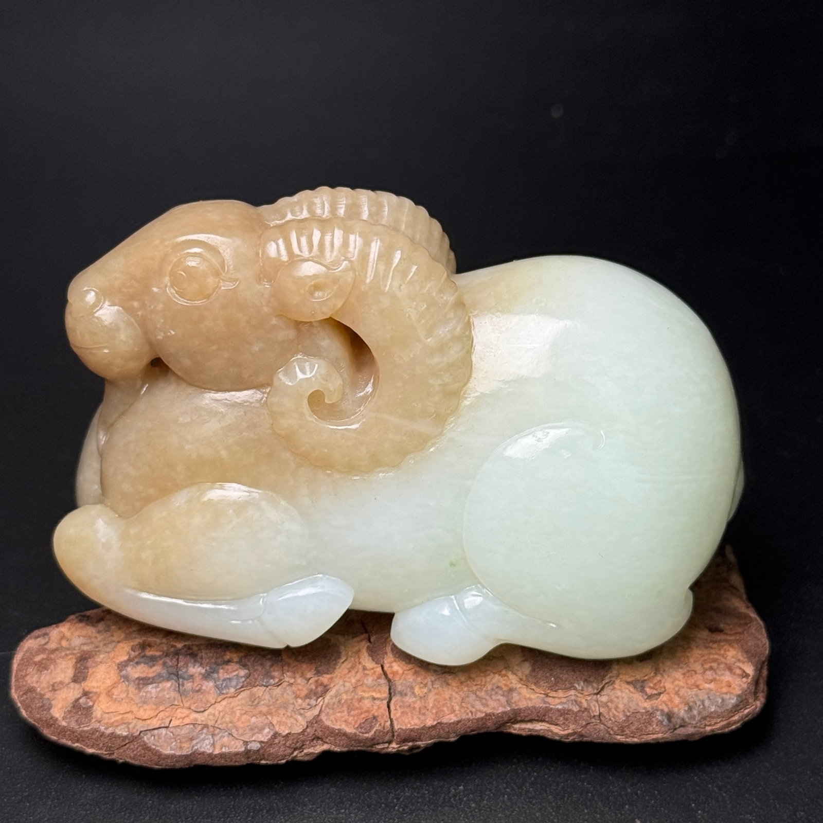 An Exquisite White Jade Sheep Ornament - 3