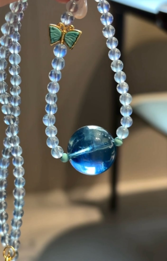 An Exquisite Aquamarine Pendant: Estimated Value:1500-3000 An Exquisite Aquamarine Pendant,Size:18.5mm,Weight:20.5g 海蓝宝吊坠
