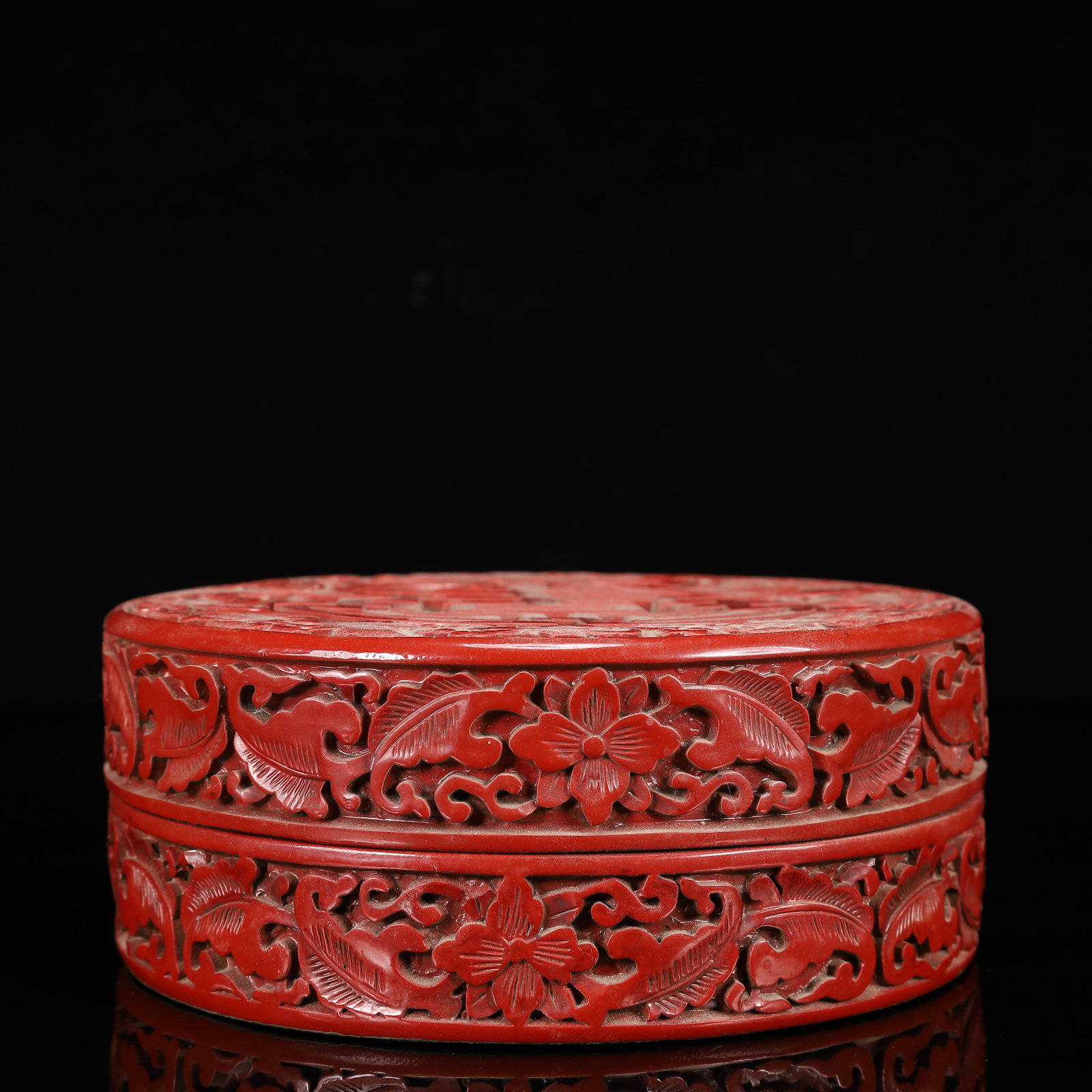 An Exquisite Carved Red Lacquer Flower Pattern Box with Cover - 2