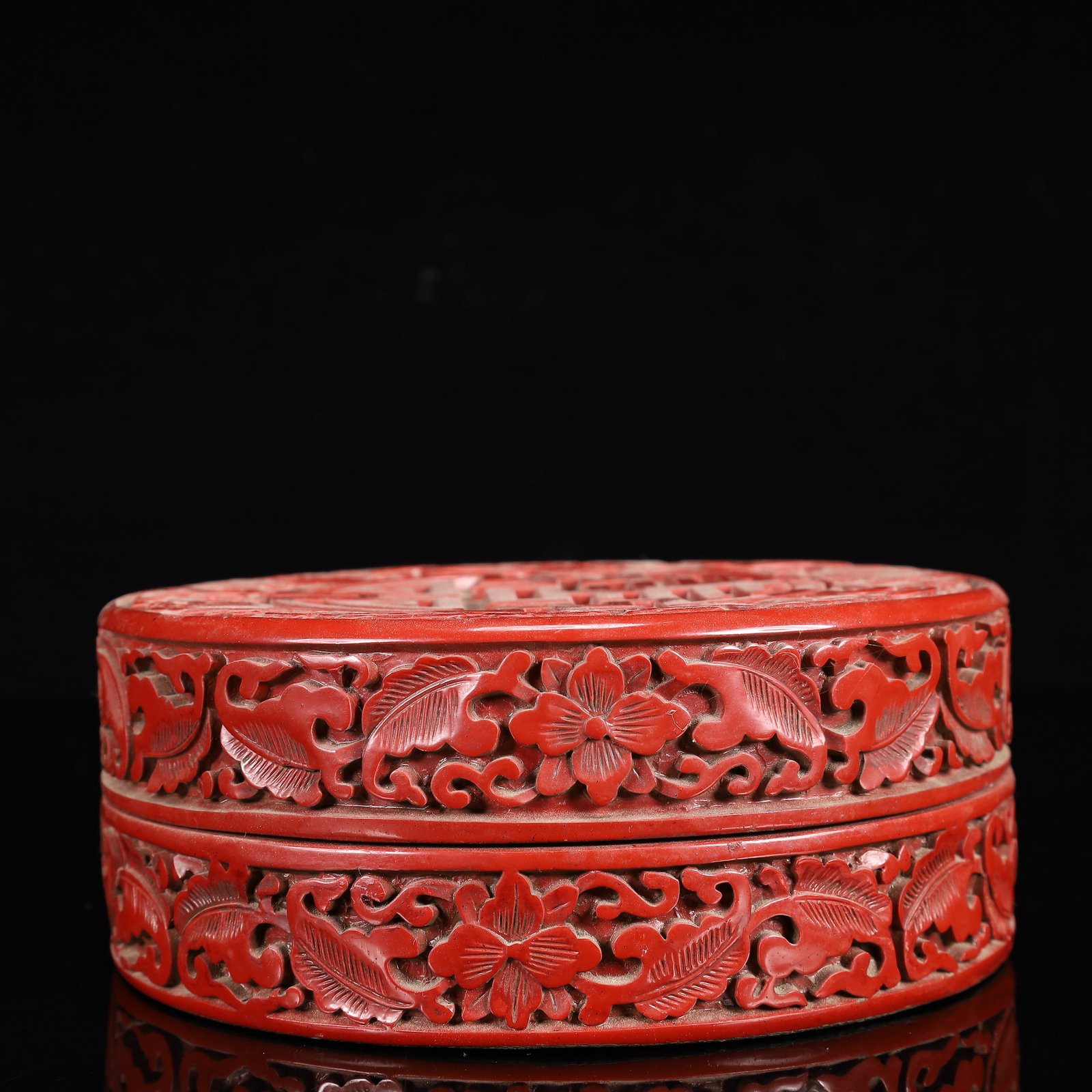 An Exquisite Carved Red Lacquer Flower Pattern Box with Cover - 3