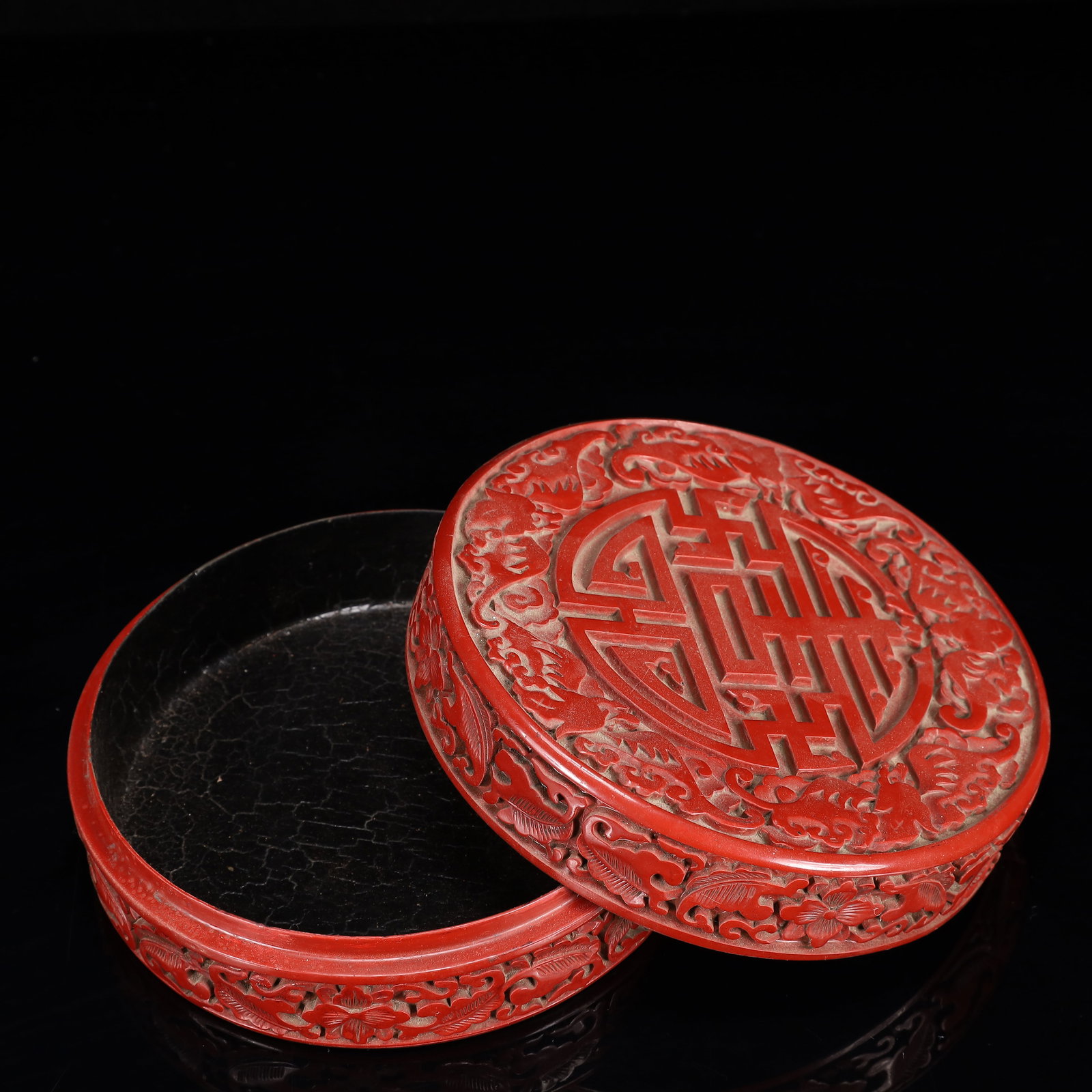 An Exquisite Carved Red Lacquer Flower Pattern Box with Cover - 4