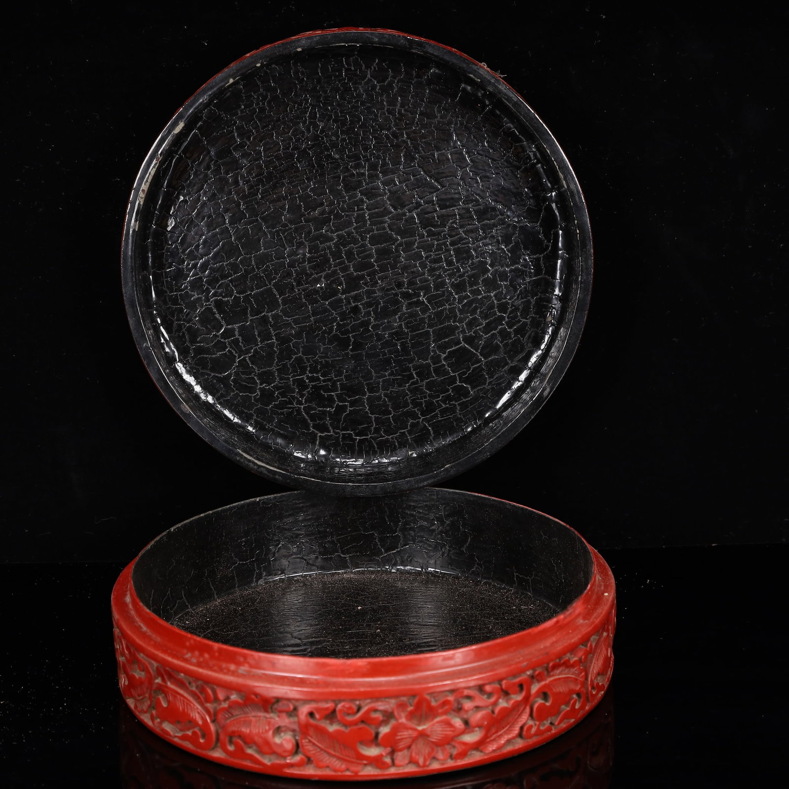 An Exquisite Carved Red Lacquer Flower Pattern Box with Cover - 6