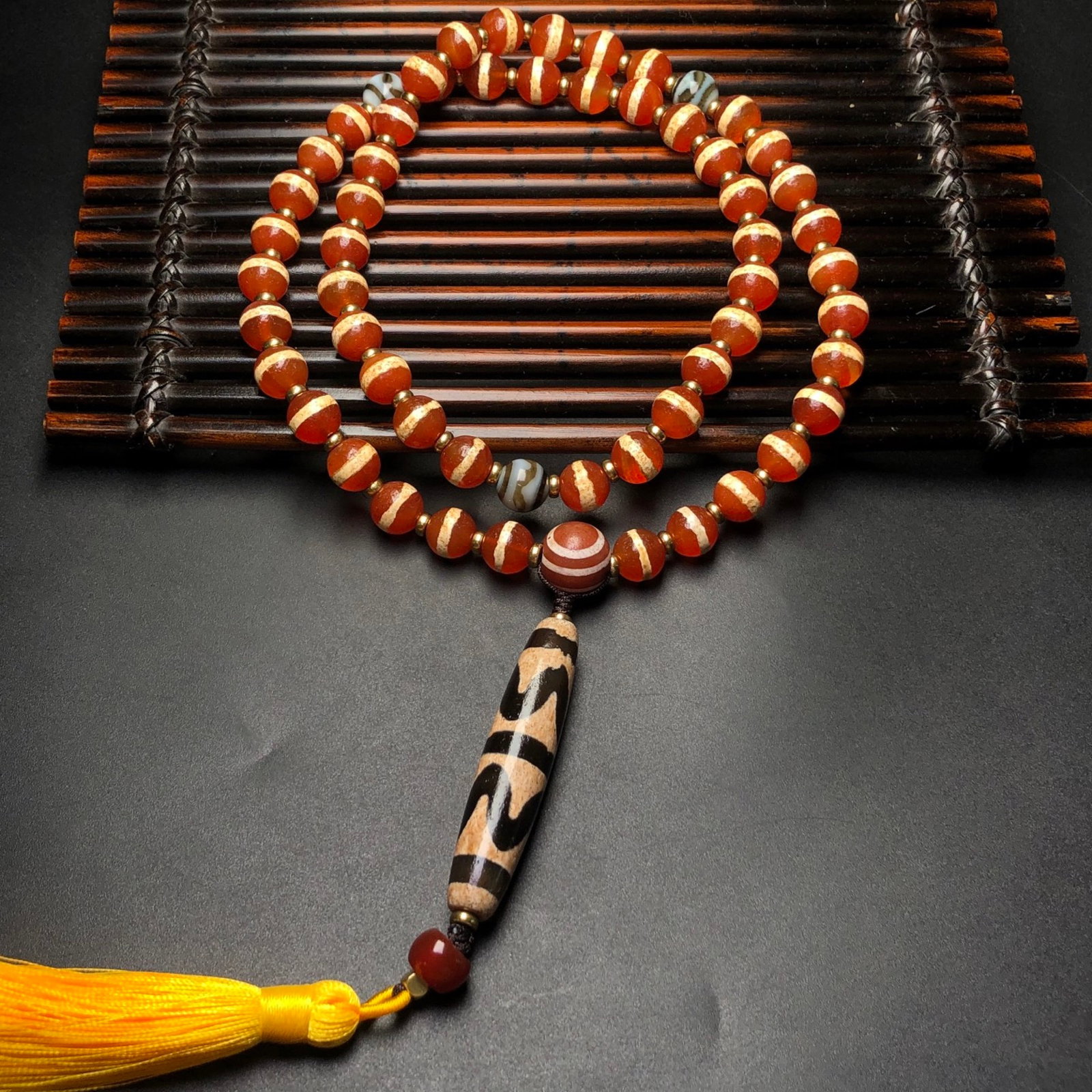An Exquisite Dzi Bead Necklace: Estimated Value:600-1200 An Exquisite Dzi Bead Necklace,Size:58mmx12mm,10mm 天珠项链