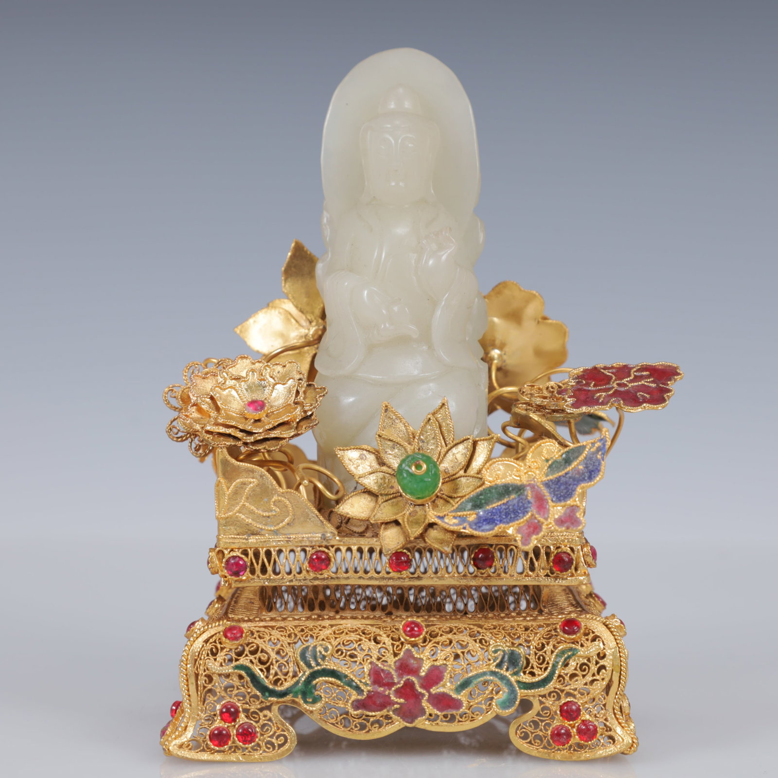 An Exquisite Filigree and Gilding Inlaid White Jade Statue of Avalokitesvara,Inlaid Gems: Estimated Value:3000-6000 An Exquisite Filigree and Gilding Inlaid White Jade Statue of Avalokitesvara,Inlaid Gems,Qing Dynasty, China,Qianlong Four-Character Mark,Size:3.9inx6.3in,Weight:500g