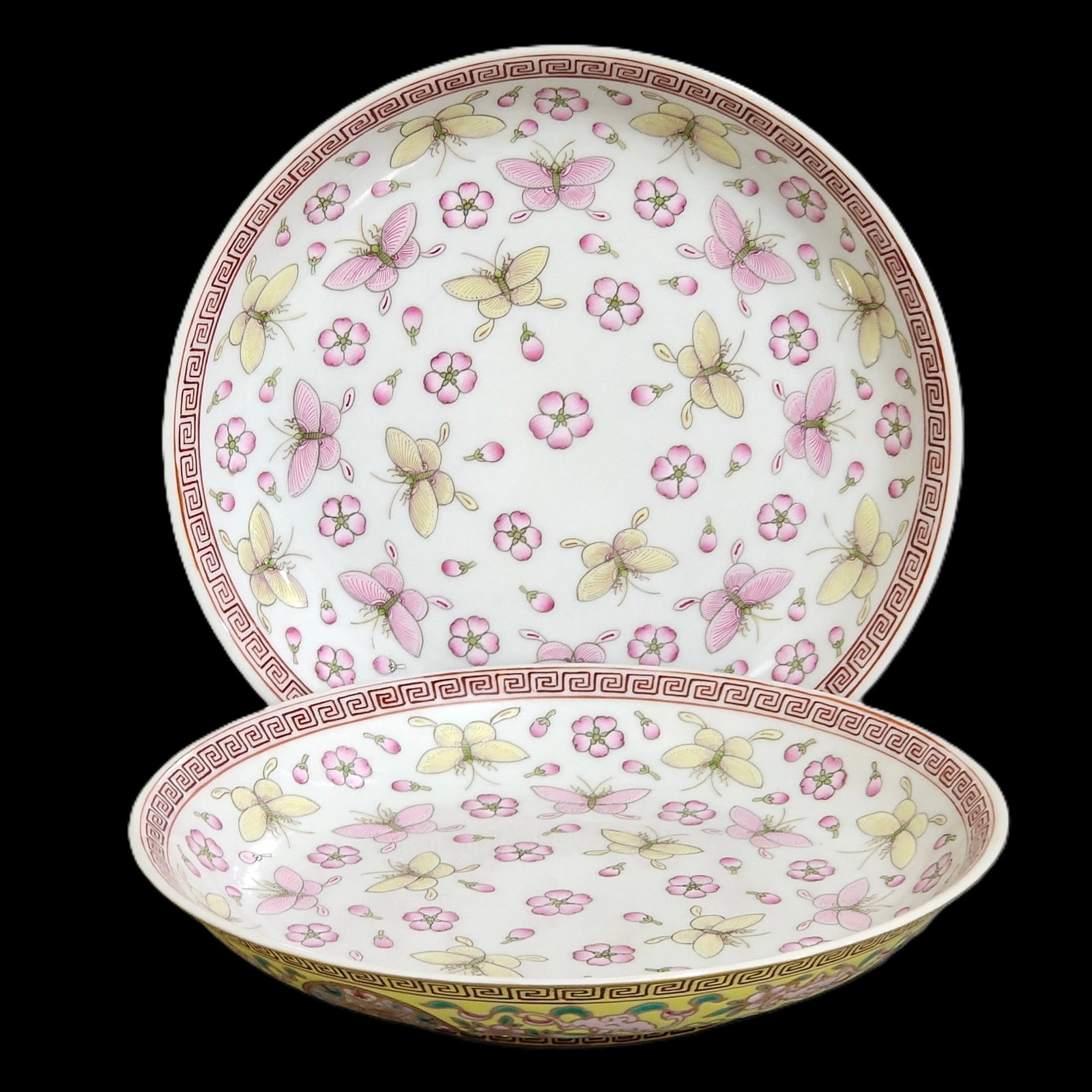 A Pair of Exquisite Famille-Rose Flower and Butterfly Pattern Plates: A Pair of Exquisite Famille-Rose Flower and Butterfly Pattern Plates,Qing Dynasty,China,Tongzhi Four-character Mark,Size:1.3inx7.2in 一对粉彩花卉蝴蝶