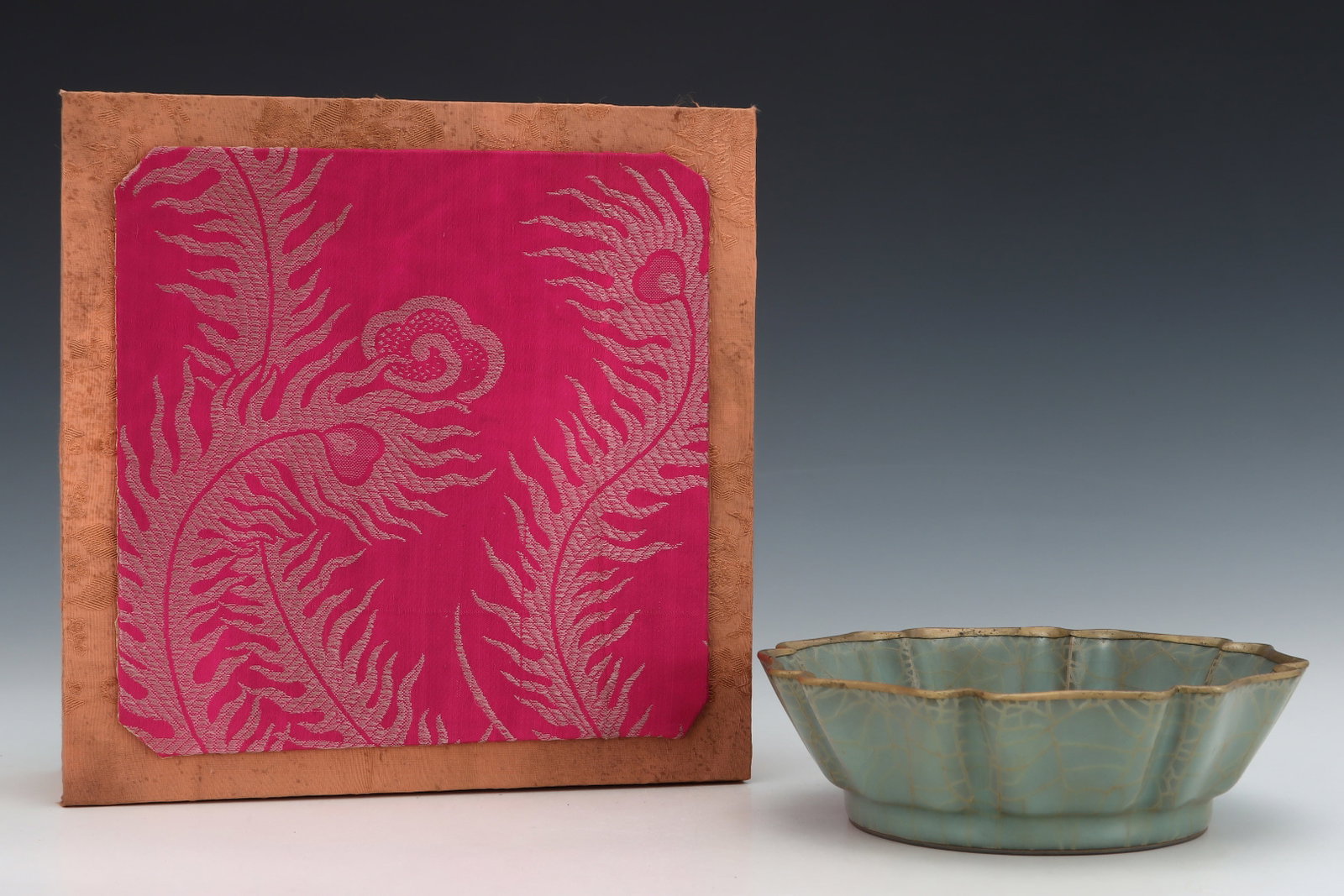 An Exquisite Guan yao Brush Washer,with an Imperial Poem by Emperor Qianlong: An Exquisite Guan yao Brush Washer,with an Imperial Poem by Emperor Qianlong,Song Dynasty,China,Size:2.2inx7.2in 官窑笔洗,带乾隆御题诗,È