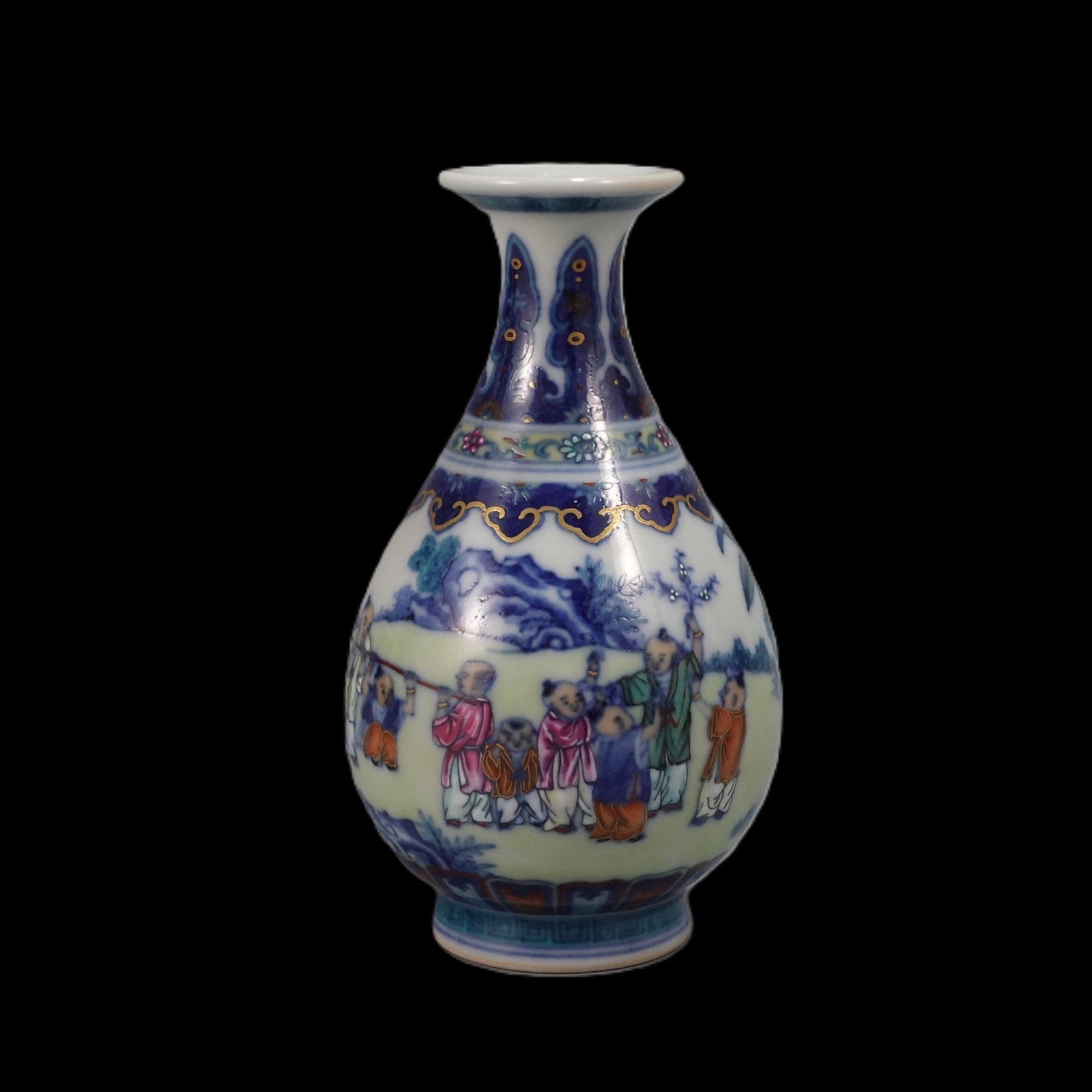 An Exquisite Doucai Painted Gold Figure Pattern Pot: An Exquisite Doucai Painted Gold Figure Pattern Pot,Qing Dynasty,China,Qianlong Six-character Mark,Size:4.4inx2.5in 斗彩描金人物纹壶,中国
