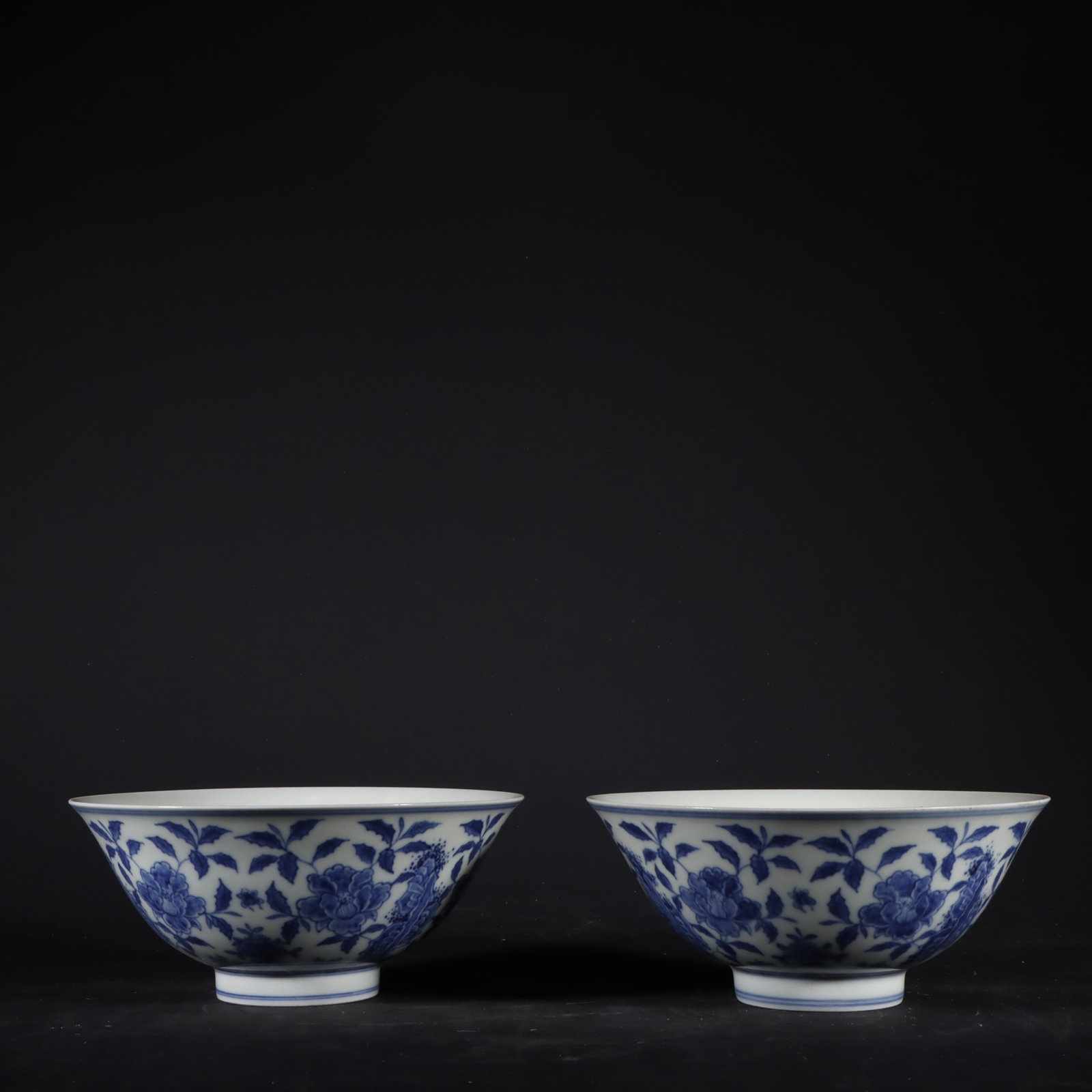A Pair of Exquisite Blue and White Flower Pattern Bowl (1 of 9)