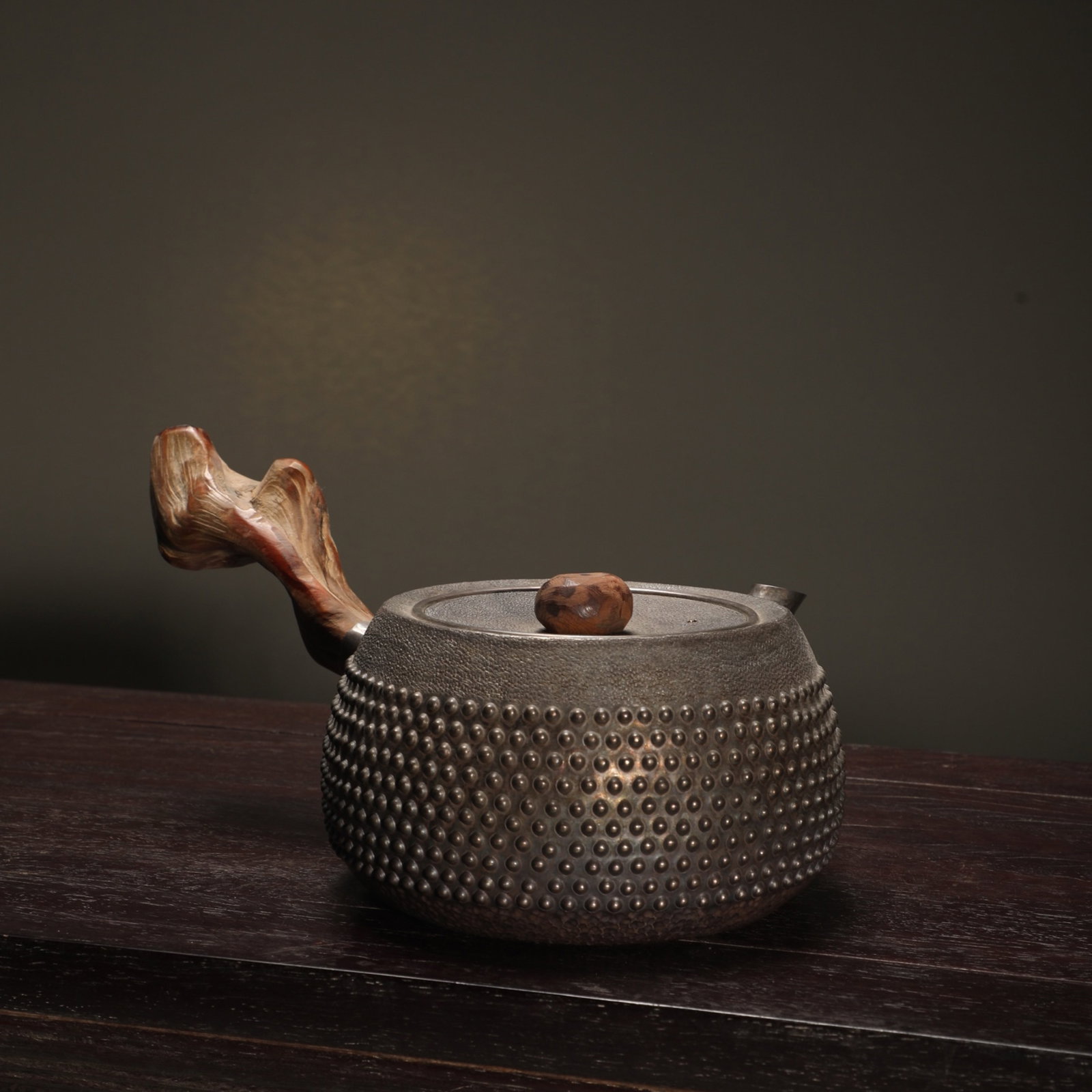 An Exquisite Silver Teapot - 3