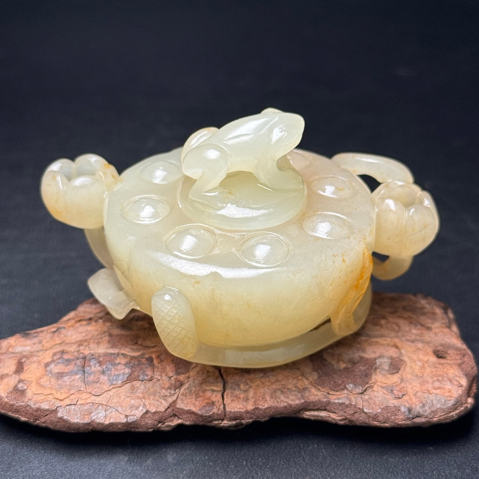 An Exquisite White Jade Frog Pattern Ornament: An Exquisite White Jade Frog Pattern Ornament,Qing Dynasty,China,Size:3inx2inx1.7in,Weight:88g 白玉青蛙纹摆件,中国清代