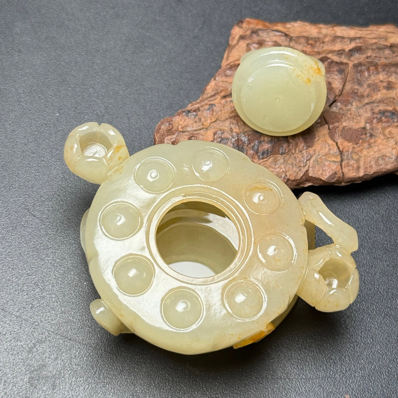 An Exquisite White Jade Frog Pattern Ornament - 6