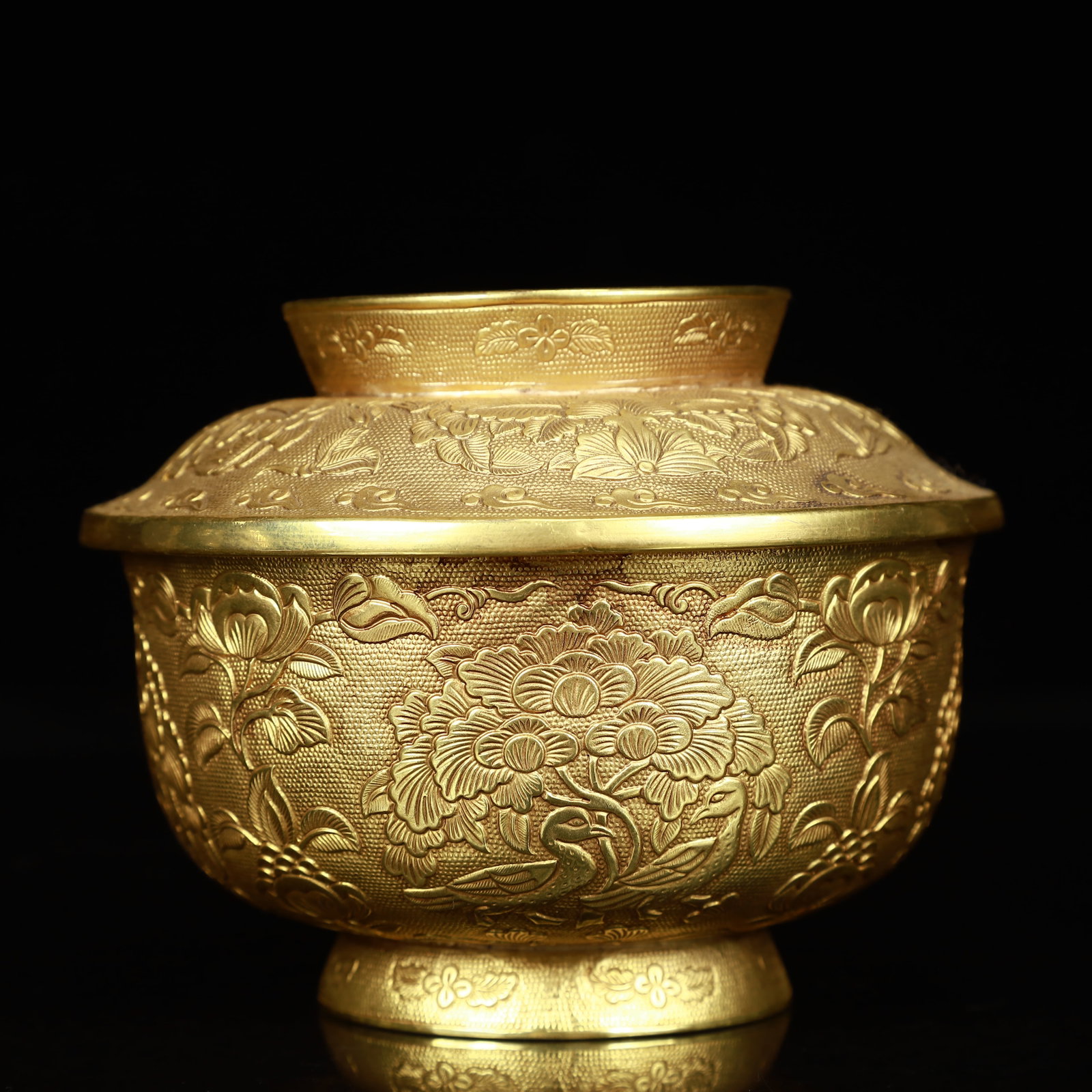 An Exquisite Gilt Bronze Flower Pattern Vase: An Exquisite Gilt Bronze Flower Pattern Vase,Qing Dynasty, China,Size:4.5inx3.5in,Weight:500g 铜鎏金花卉纹瓶,中国清代