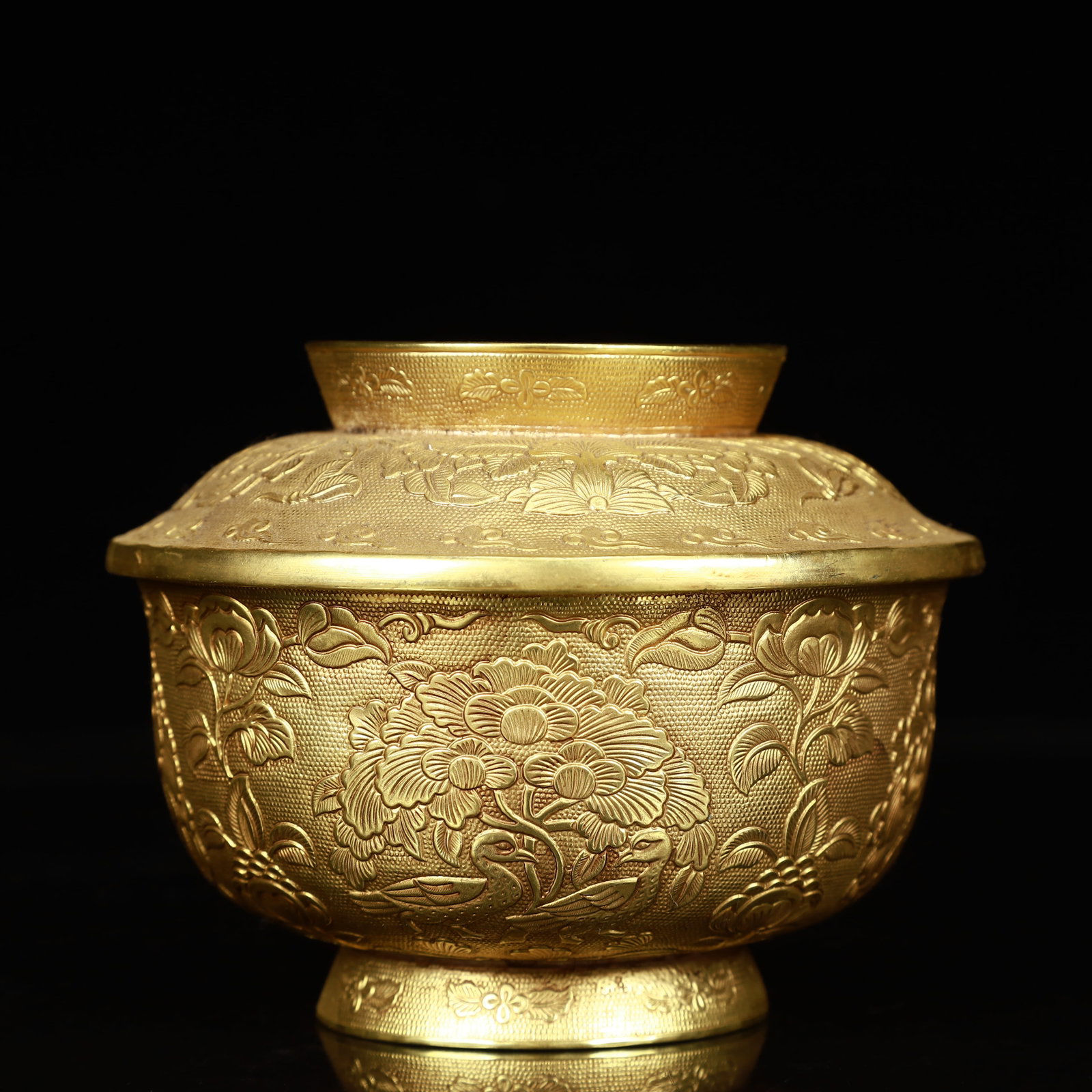 An Exquisite Gilt Bronze Flower Pattern Vase - 4