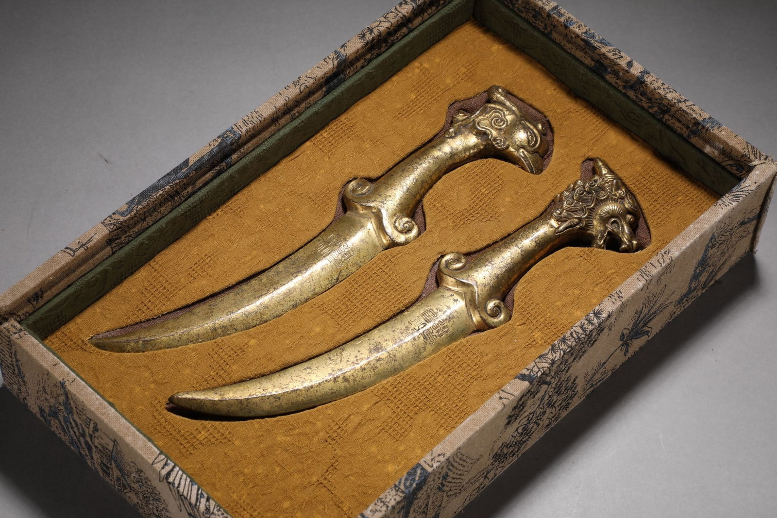 A Pair of Exquisite Gilt Bronze Dragon and Phoenix Sword: A Pair of Exquisite Gilt Bronze Dragon and Phoenix Swords,Tang Dynasty,China,With Mark,Size:9.8inx2.2in,Weight:500g