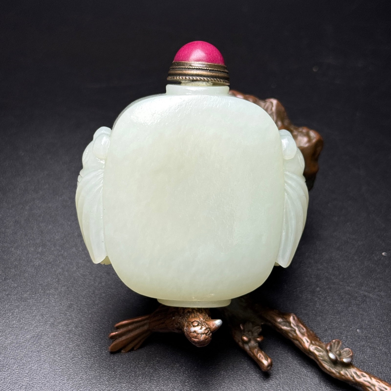An Exquisite White Jade Cicada Pattern Snuff Bottle: An Exquisite White Jade Cicada Pattern Snuff Bottle,Qing Dynasty,China,Size:2.3inx2.6inx0.9in,Weight:108g 白玉蝉纹鼻烟壶,中国清代