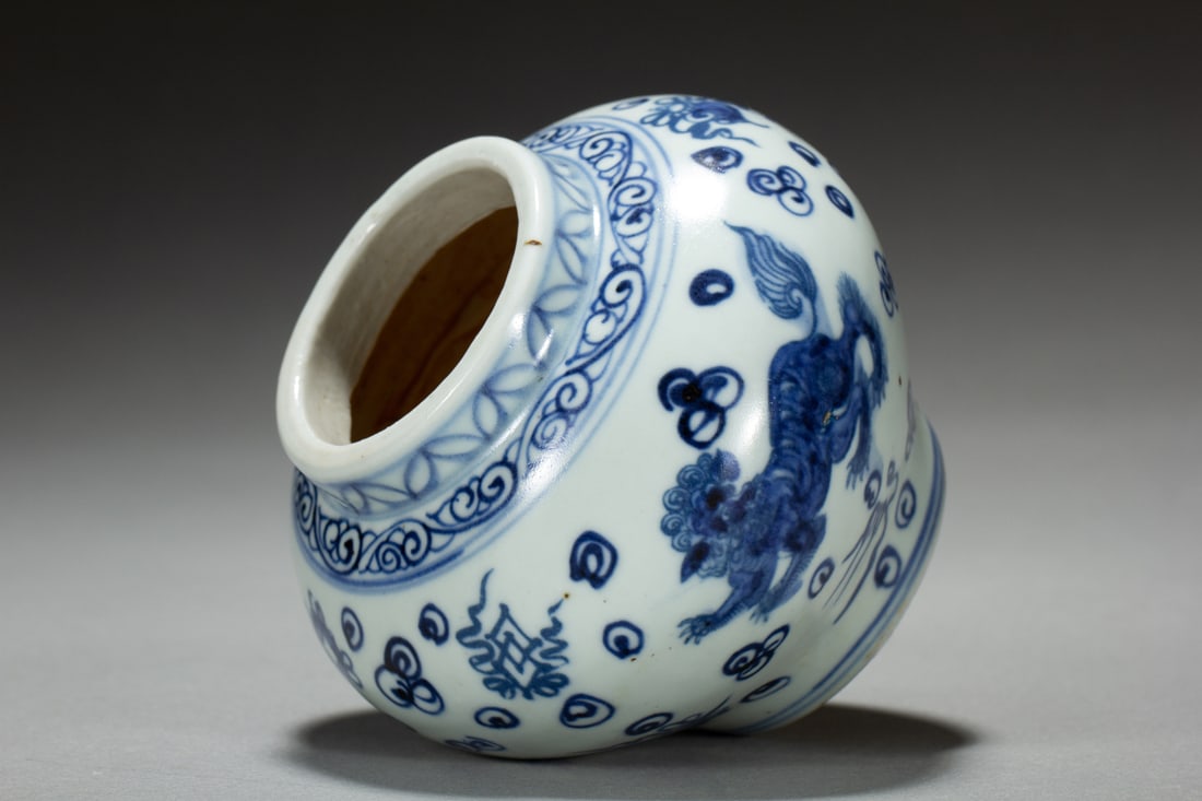 An Exquisite Blue and White Beast Pattern Jar - 5