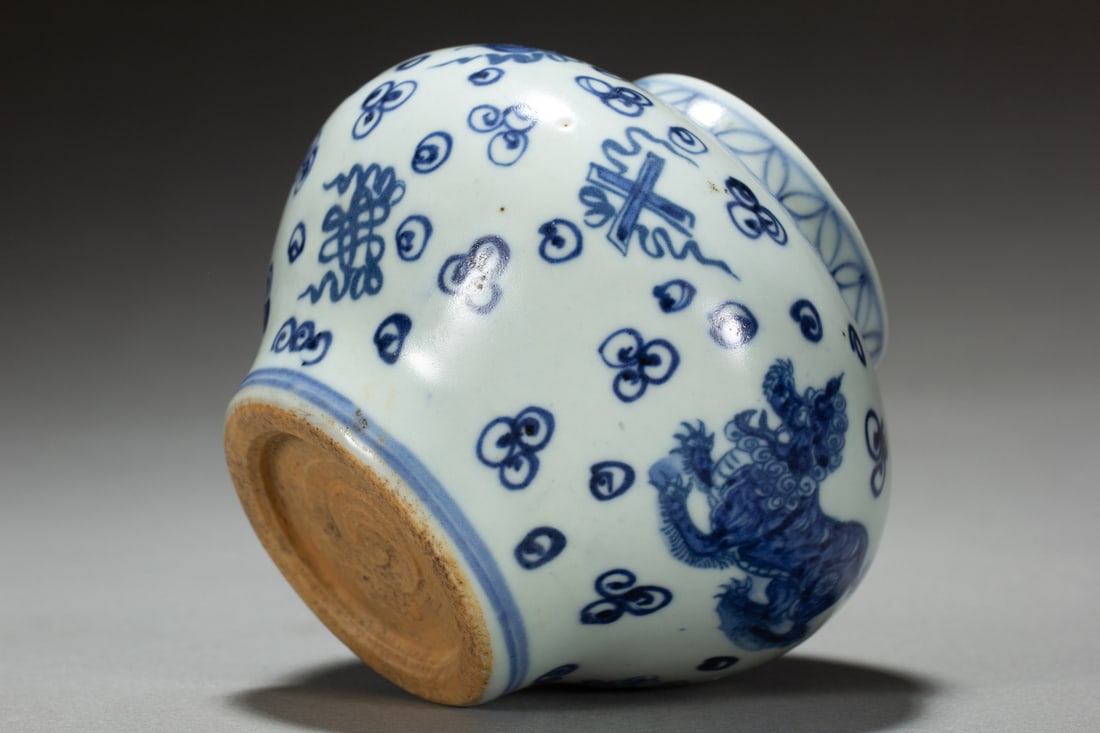 An Exquisite Blue and White Beast Pattern Jar - 7
