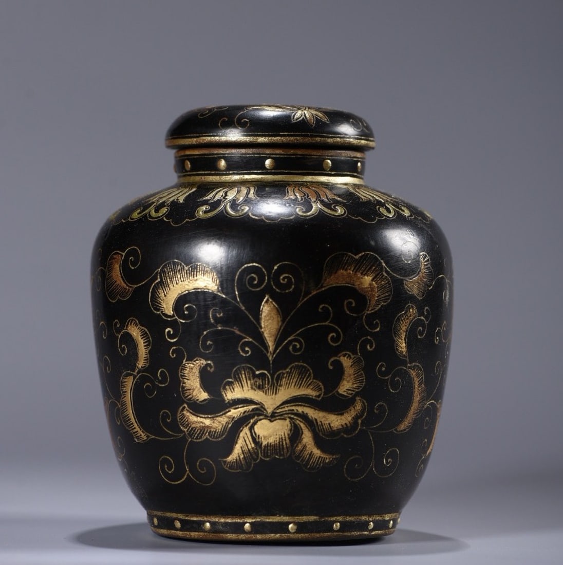 An Exquisite Carved Lacquer Painted Gold Lotus Pattern Jar: An Exquisite Carved Lacquer Painted Gold Lotus Pattern Jar,Qing Dynasty,China,Size:3.9inx3.5in,Weight:97g 漆器描金缠枝莲纹罐,中国ę