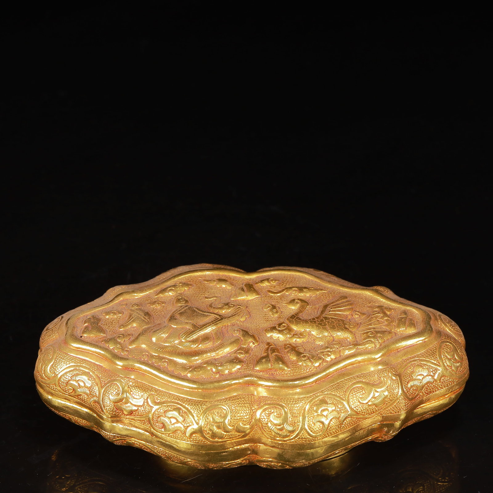 An Exquisite Gilt Bronze Figure and Phoenix Pattern Cover Box: An Exquisite Gilt Bronze Figure and Phoenix Pattern Cover Box,Tang Dynasty,China,Zhenguan Four-Character Mark,Size:5.9inx3.5inx2in,Weight:212g 铜鎏金人物凤纹&