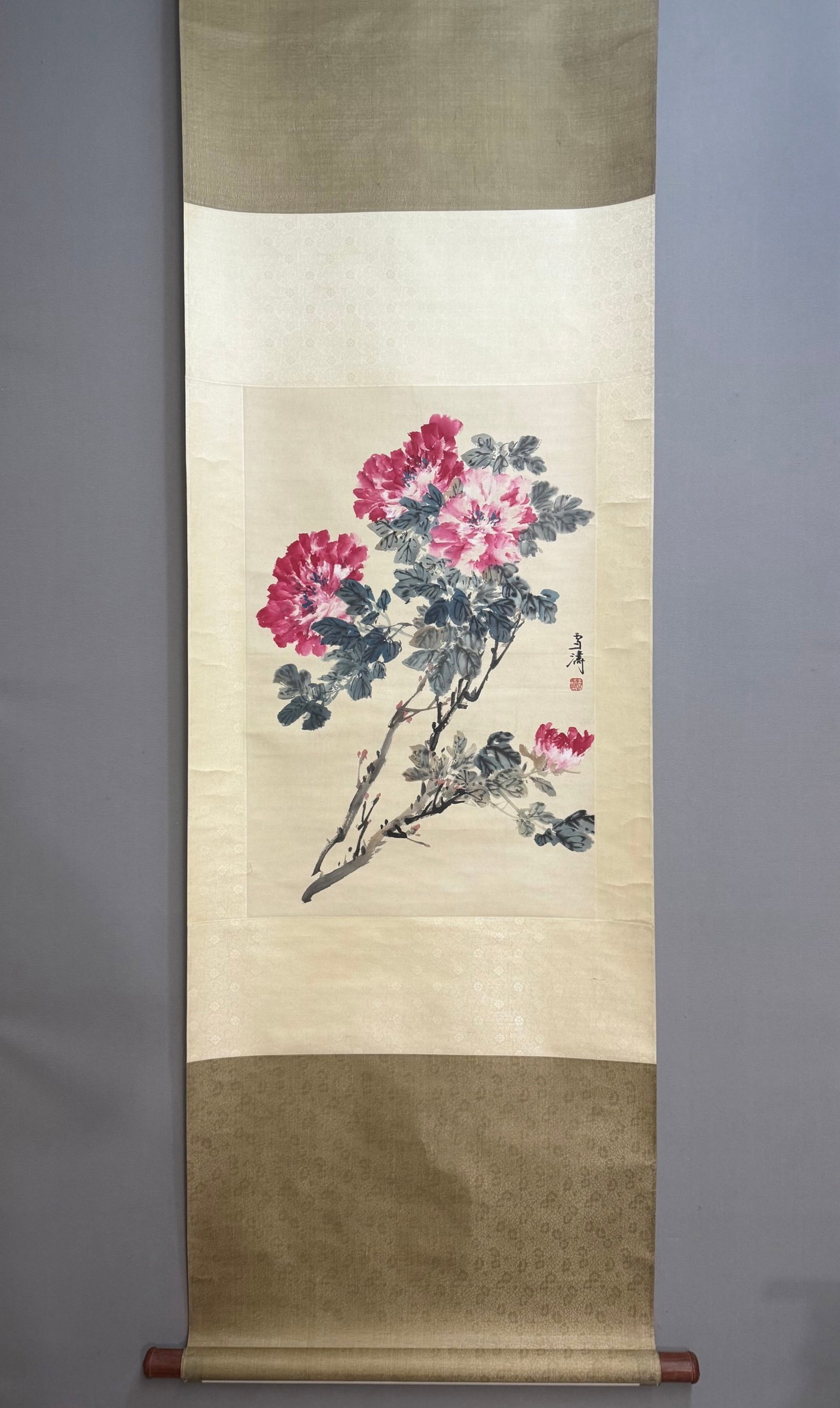 A Chinese Vertical Scroll Ink Painting of Flower on Paper: A Chinese Vertical Scroll Ink Painting of Flower on Paper,Wang Xuetao,Size:26.8inx17.7in 一幅中国水墨花卉画立轴,王雪૵