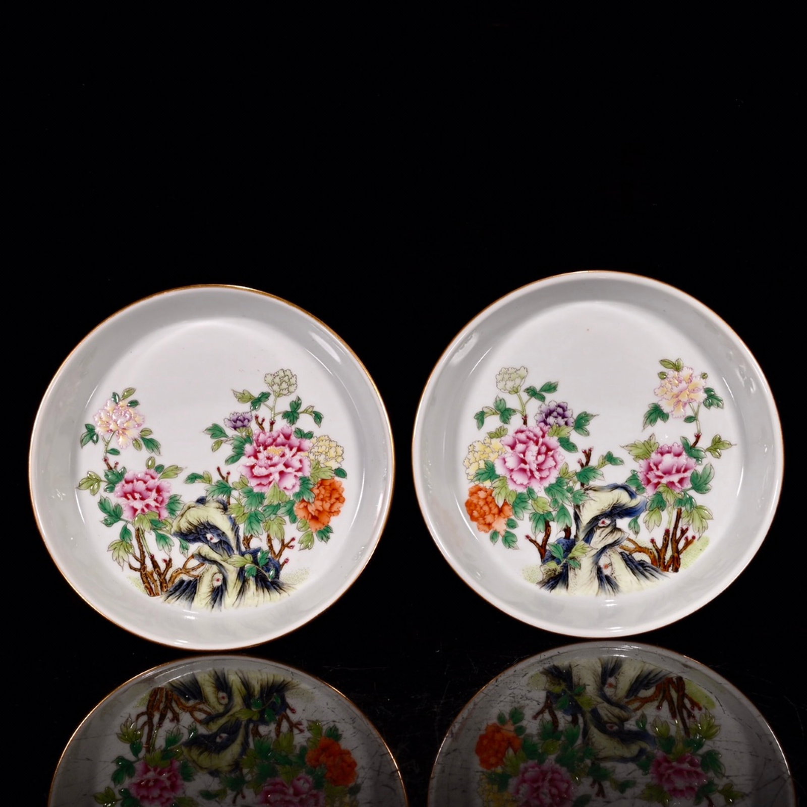 A Pair of Exquisite Famille-Rose Flower Pattern Plates (1 of 9)