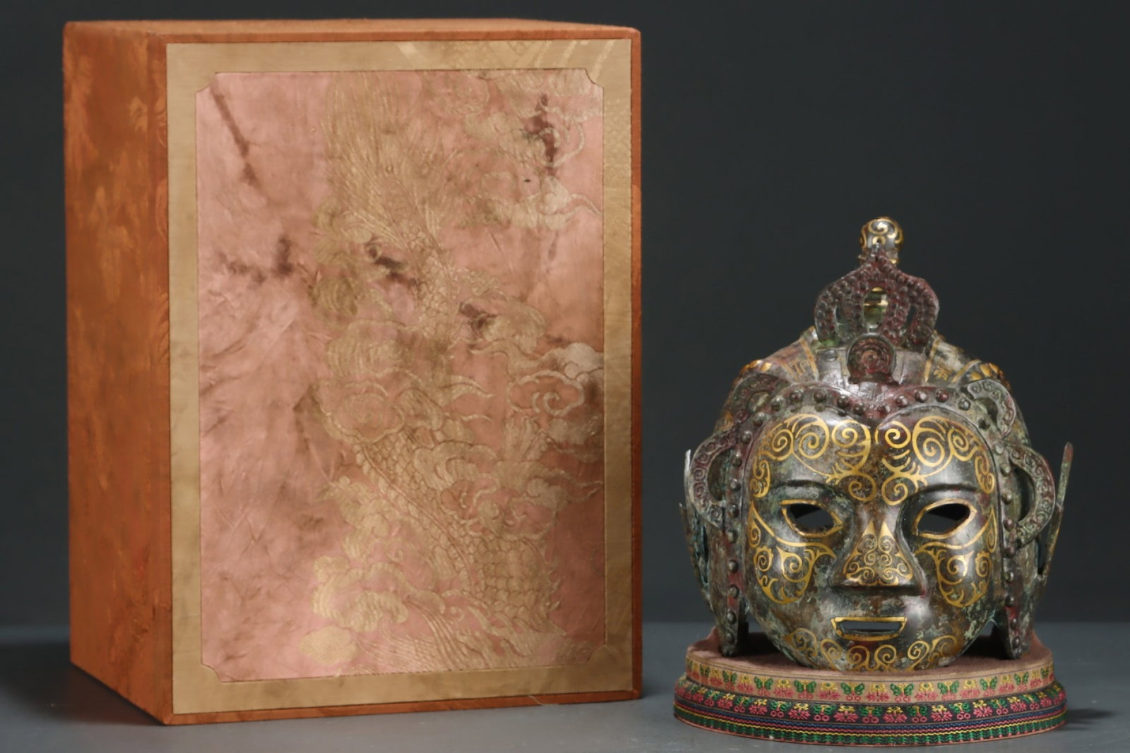 An Archaic Bronze Inlaid Gold Figure-Face Pattern Mask,With Inscription: An Archaic Bronze Inlaid Gold Figure-Face Pattern Mask,With Inscription,the Warring States period in China,Size:9.3inx8.3in 青铜错金人面纹面具,