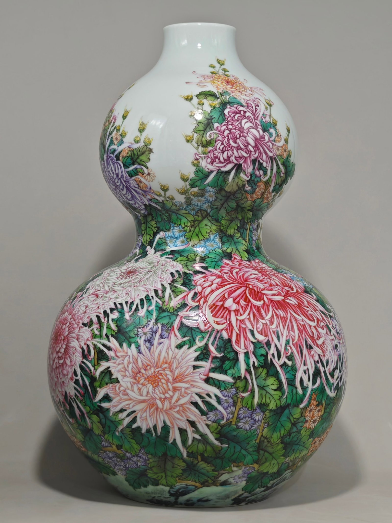 A Huge Enamel Chrysanthemum Pattern Gourd-Shaped Vase: A Huge Enamel Chrysanthemum Pattern Gourd-Shaped Vase,Qing Dynasty,China,Yongzheng Six-character Mark,Size:22.6inx13.8in
