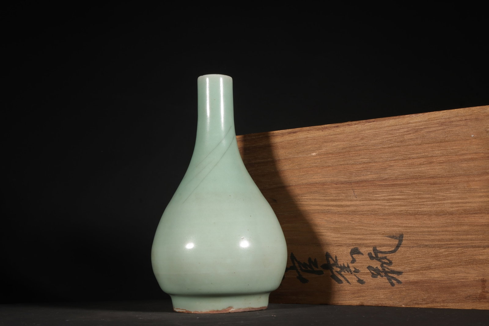 An Exquisite Guan yao Celadon Glazed Vase: An Exquisite Guan yao Celadon Glazed Vase,Song Dynasty,China,Size:6.5inx3.7in 官窑青釉瓶,中国宋代