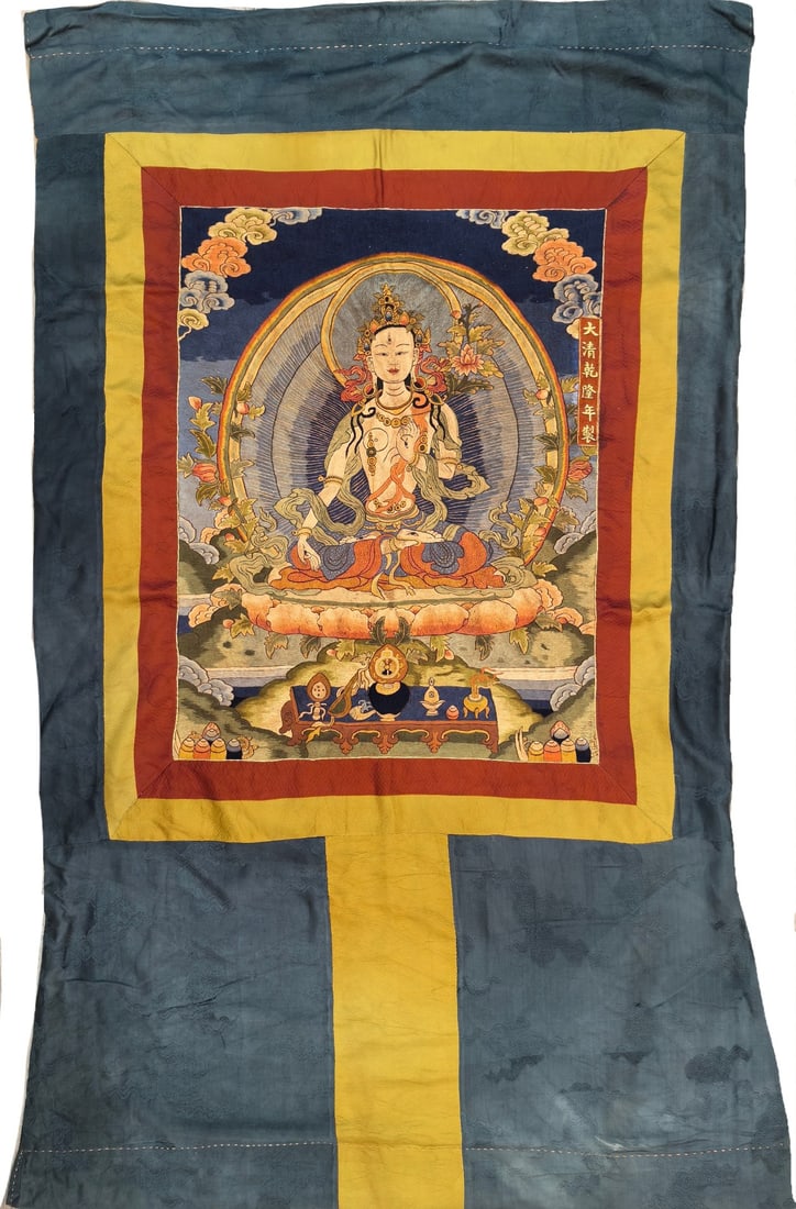 A beautifully embroidered Buddha Thangka: beautifully embroidered Buddha Thangka, Qing Dynasty, China, embroidery technology used needles and threads on fabrics to embroider various exquisite patterns and patterns on the fine fabric surface,