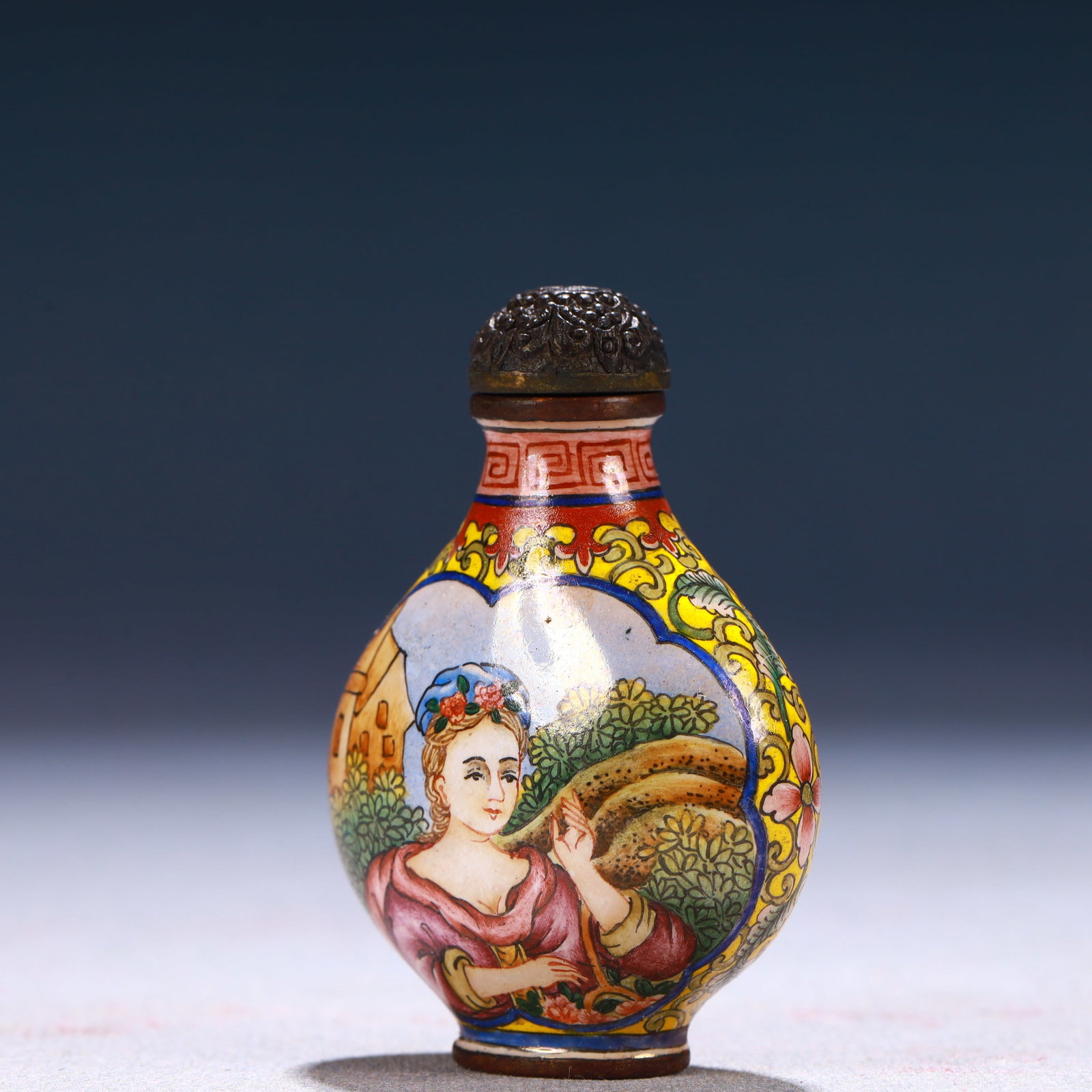 An Exquisite Painted Enamel Figure Pattern Snuff Bottle - 2