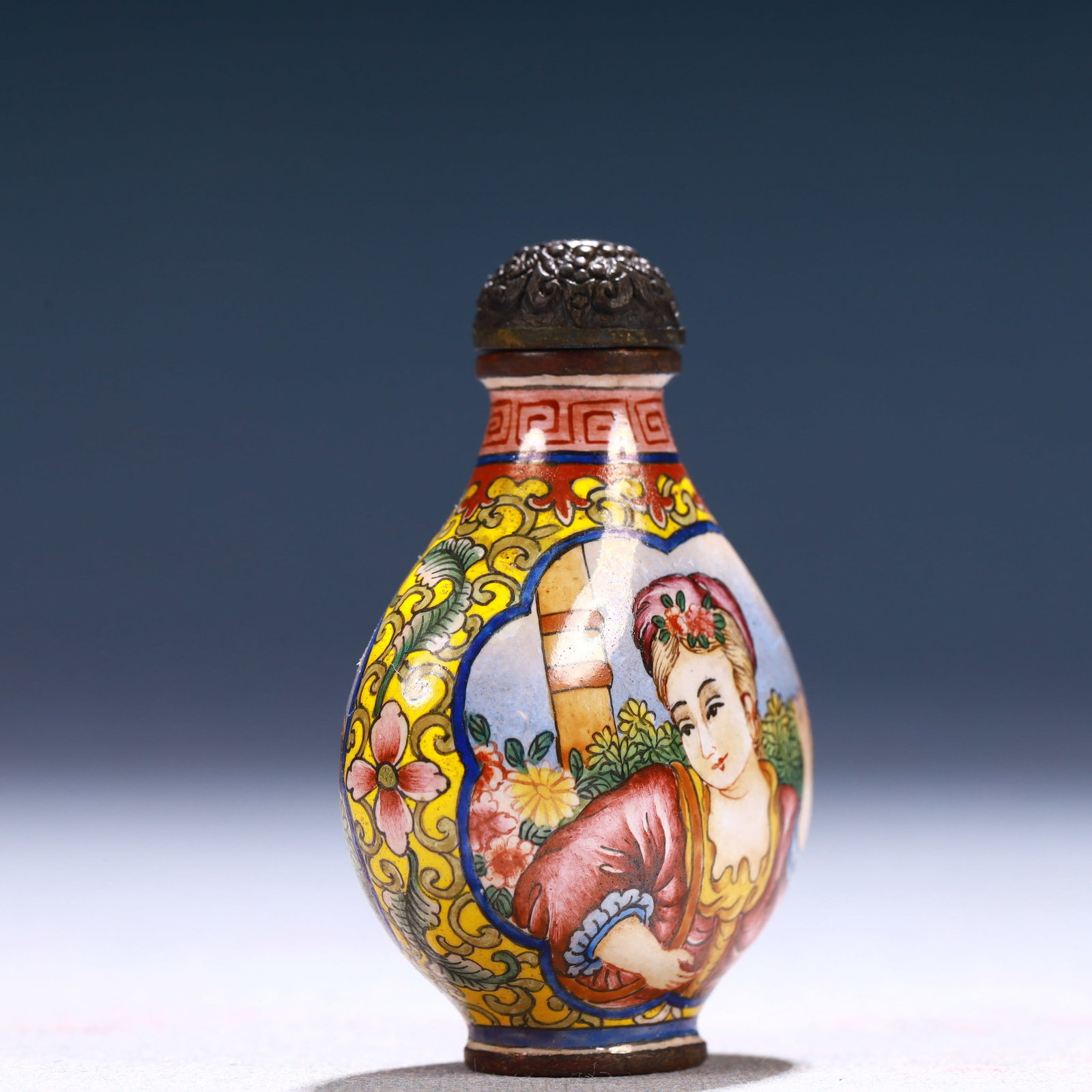An Exquisite Painted Enamel Figure Pattern Snuff Bottle - 3