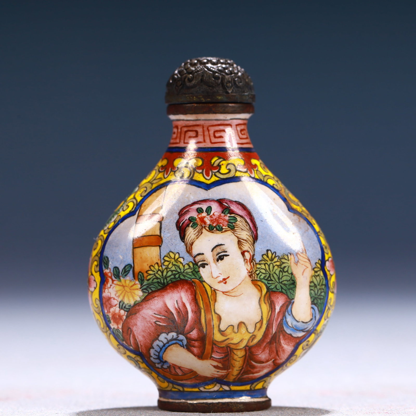 An Exquisite Painted Enamel Figure Pattern Snuff Bottle - 4