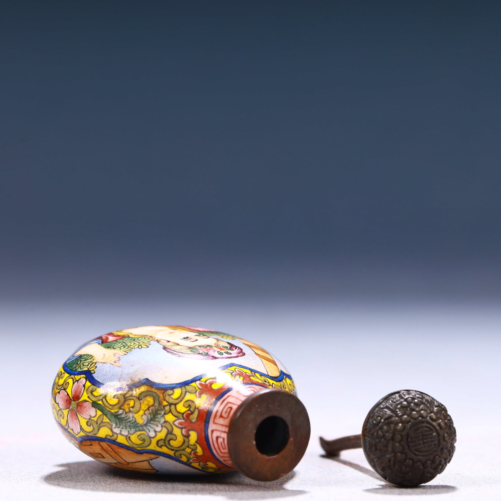 An Exquisite Painted Enamel Figure Pattern Snuff Bottle - 6