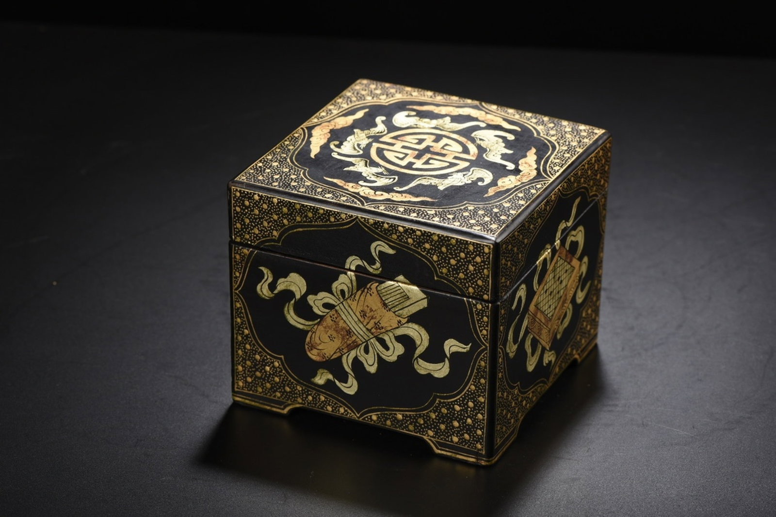 An Exquisite Carved Lacquer Painted Gold Bats Pattern Box: An Exquisite Carved Lacquer Painted Gold Bats Pattern Box,Qing Dynasty,China,Size:4.3inx5.1in,Weight:340g 漆器描金蝙蝠纹盒,中国清É