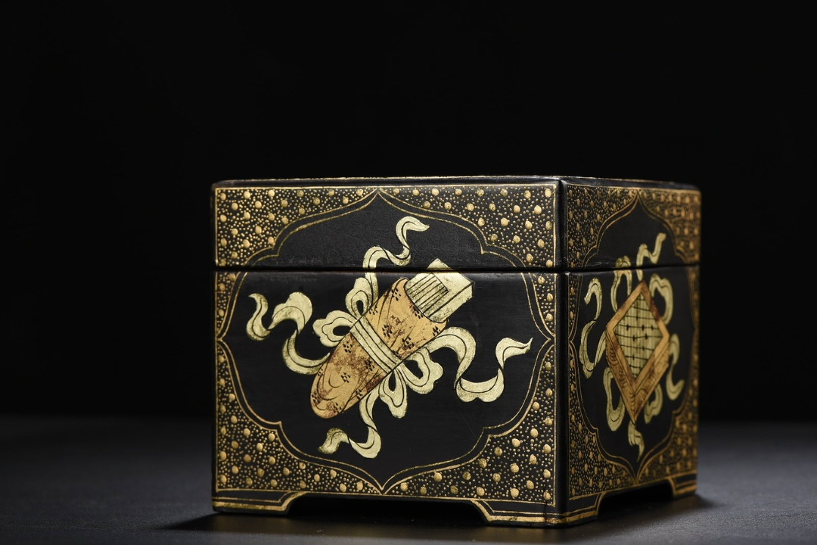 An Exquisite Carved Lacquer Painted Gold Bats Pattern Box - 2