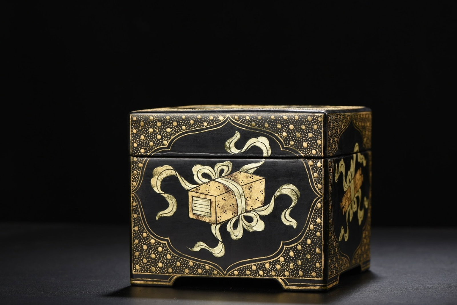An Exquisite Carved Lacquer Painted Gold Bats Pattern Box - 4