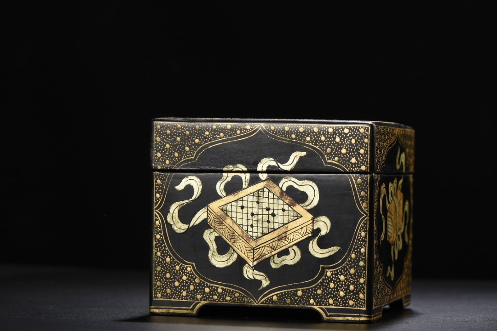 An Exquisite Carved Lacquer Painted Gold Bats Pattern Box - 5