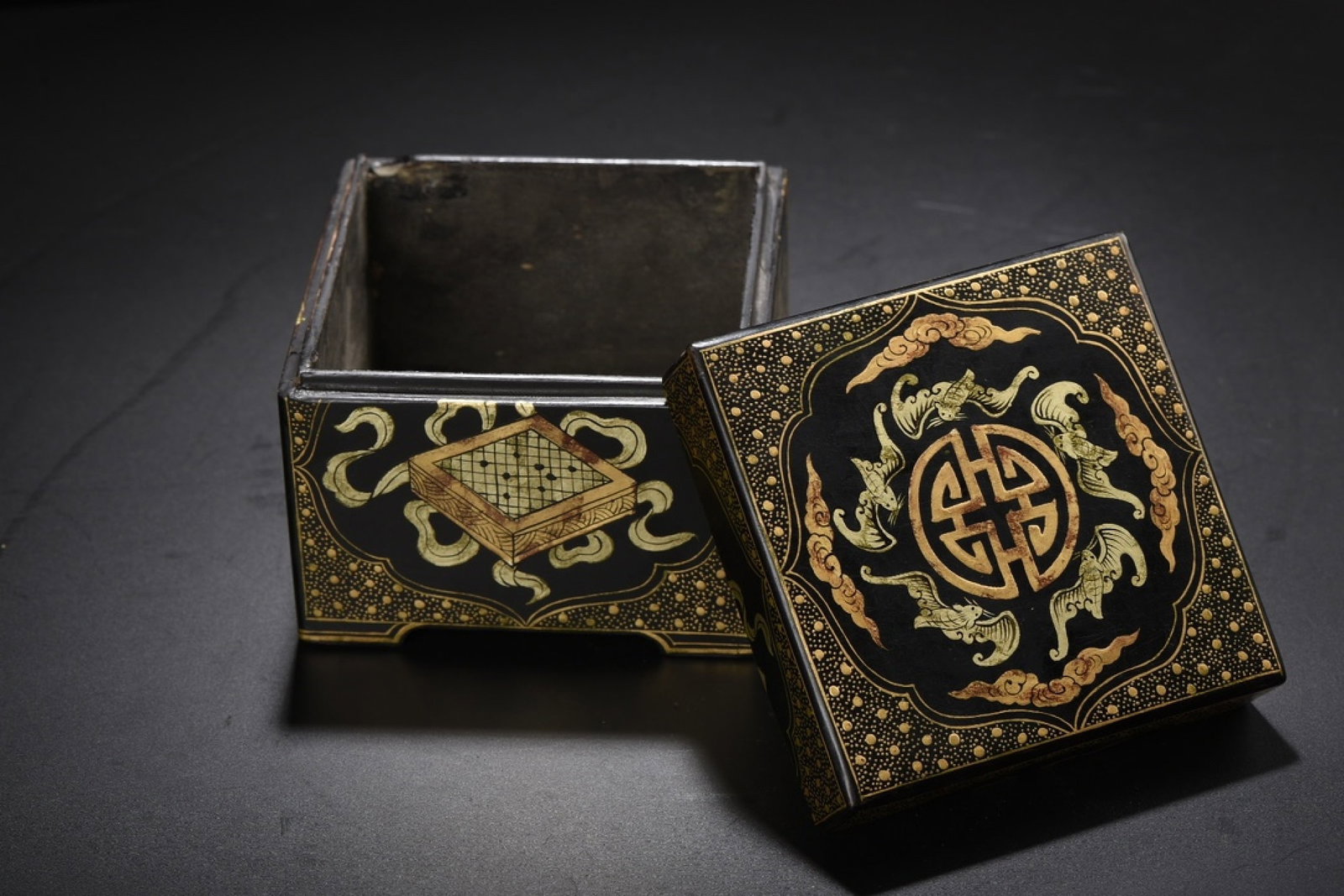 An Exquisite Carved Lacquer Painted Gold Bats Pattern Box - 6
