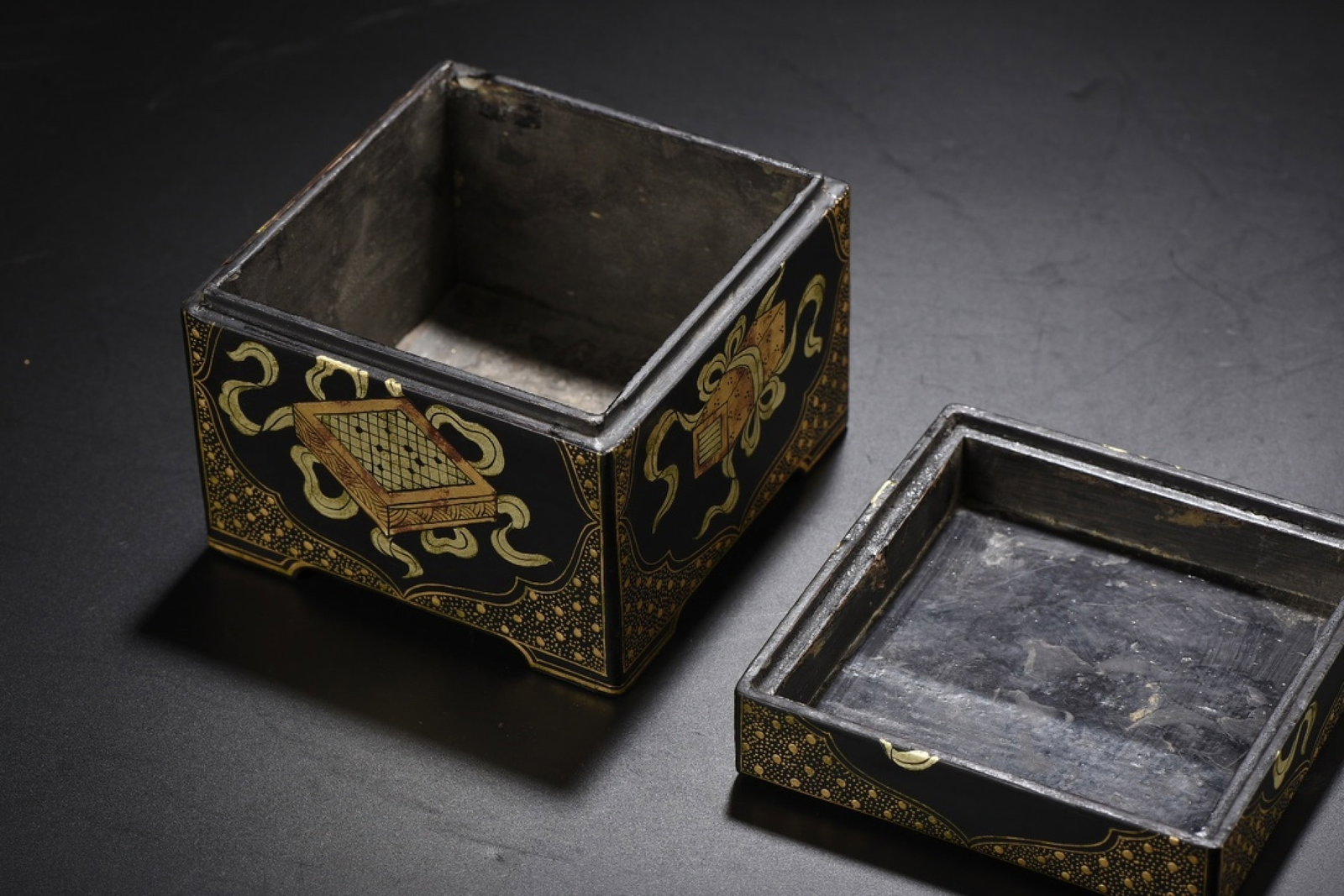 An Exquisite Carved Lacquer Painted Gold Bats Pattern Box - 8