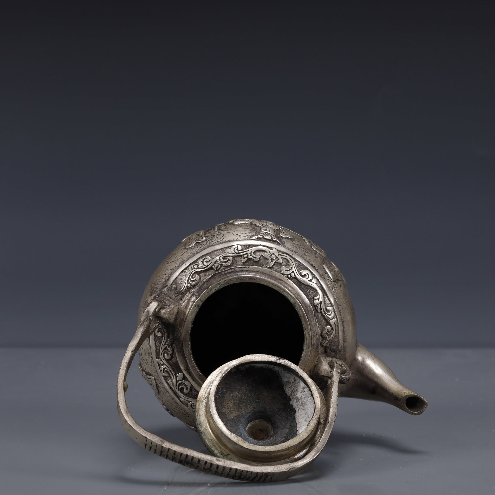 An Exquisite Silver-Plated Bronze Figure Pattern Ewer - 8