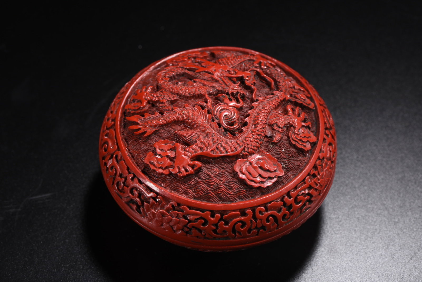An Exquisite Carved Red Lacquer Dragon Pattern Box - 3