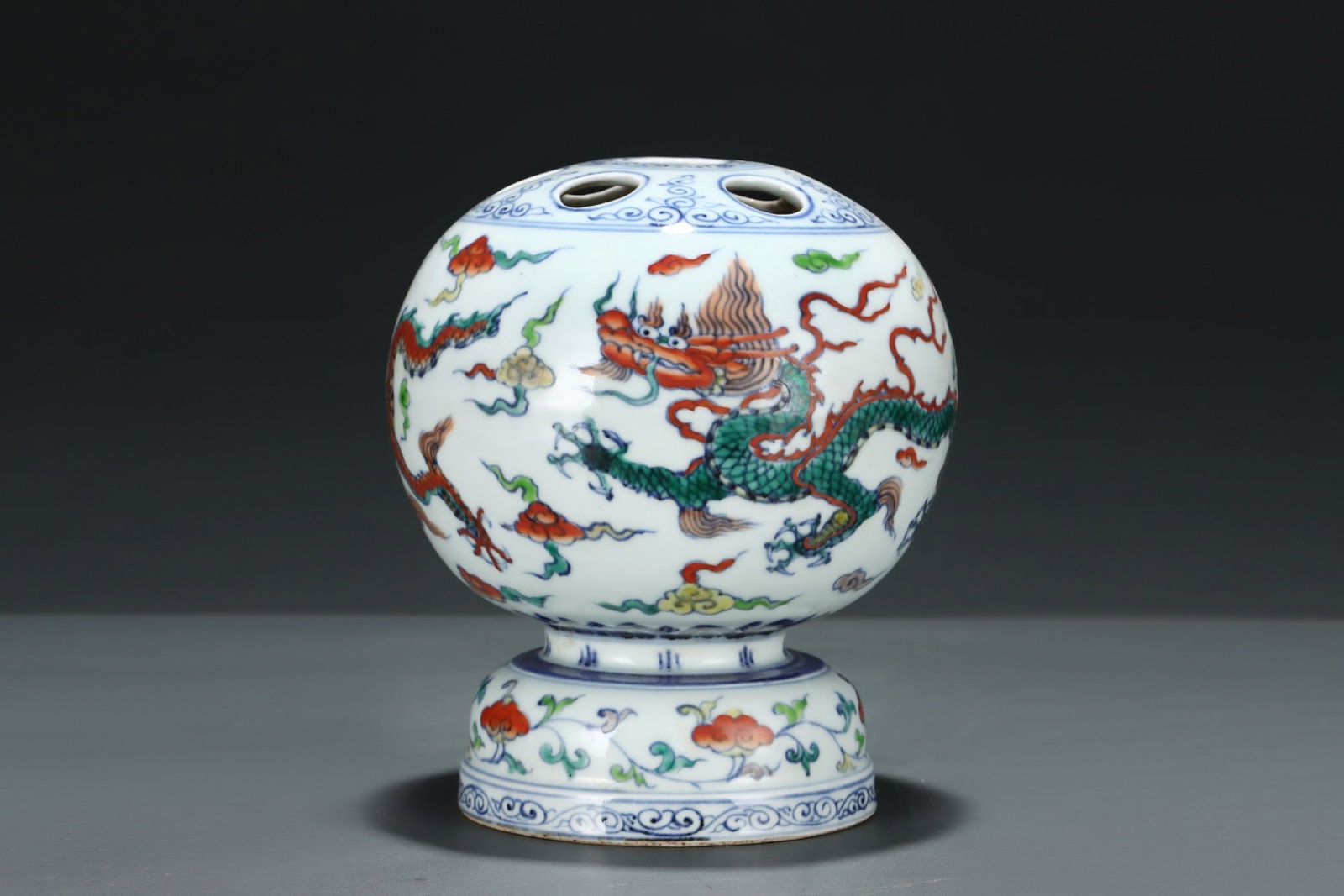 An Exquisite Wucai Dragon Pattern Hatstand - 4