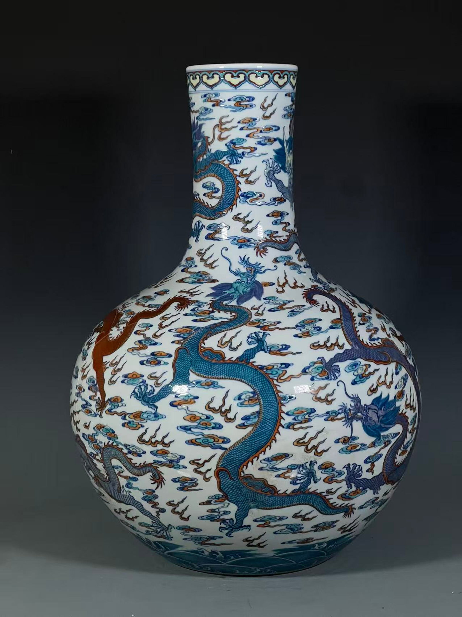 A Huge Doucai Auspicious Cloud and Dragon Pattern Vase - 4