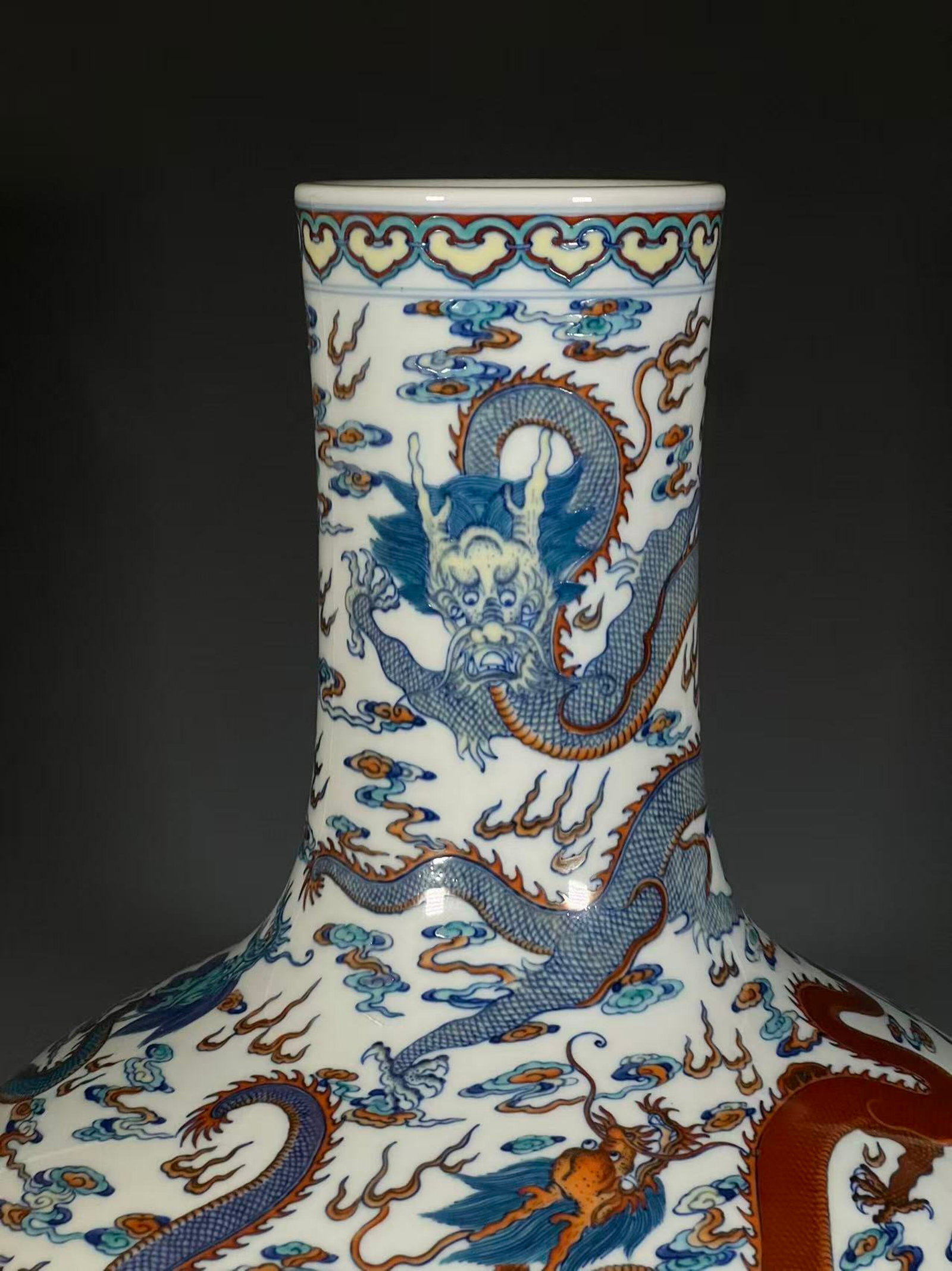 A Huge Doucai Auspicious Cloud and Dragon Pattern Vase - 6