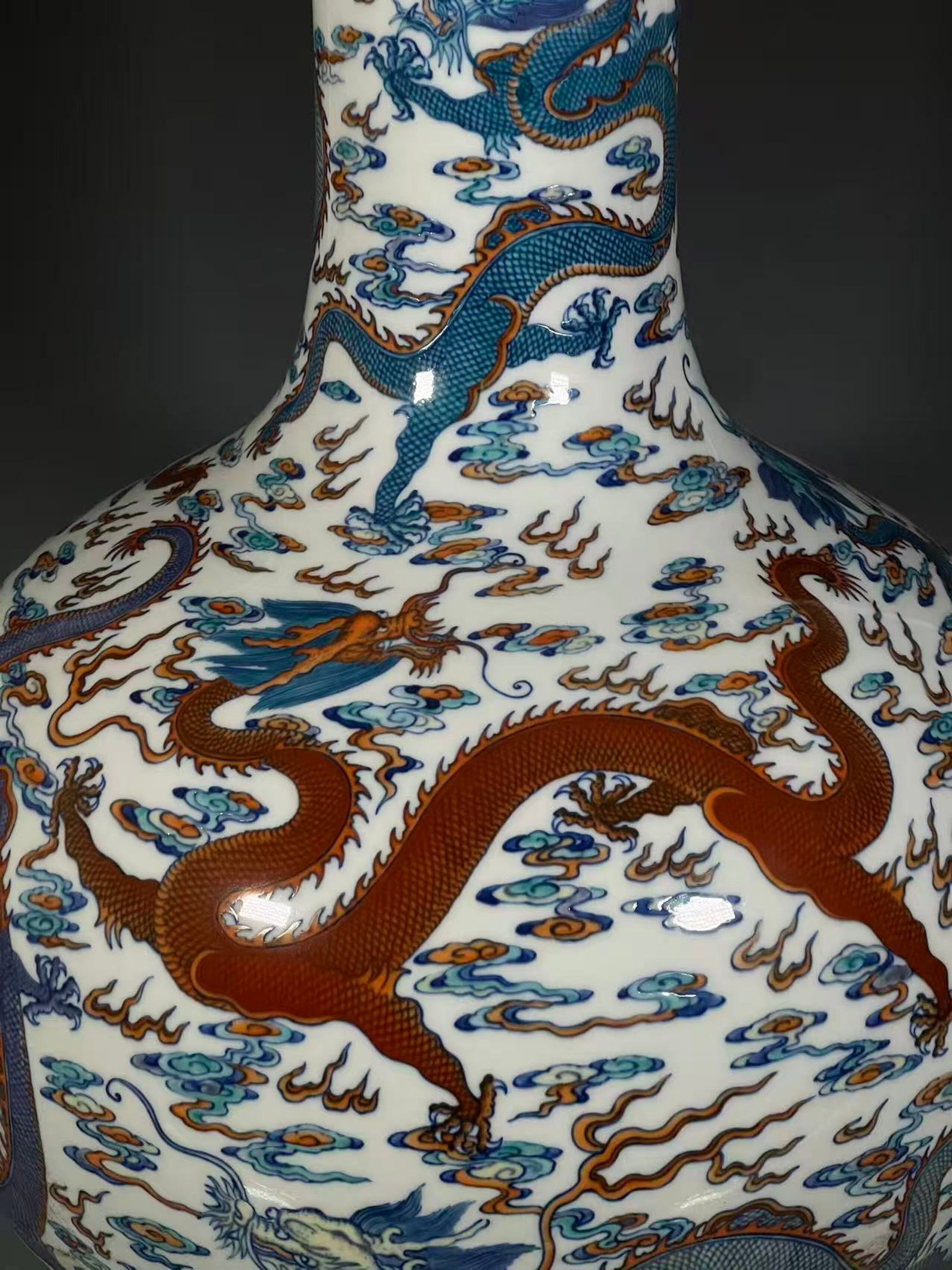 A Huge Doucai Auspicious Cloud and Dragon Pattern Vase - 7