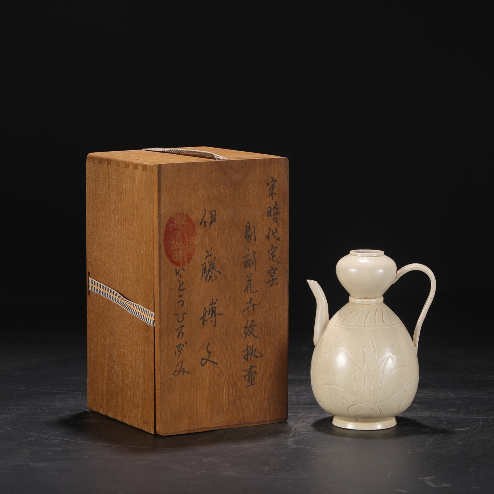 An Exquisite Ding yao White Glazed Flower Pattern Pot: An Exquisite Ding yao White Glazed Flower Pattern Pot,Song Dynasty,China,Size:6.7inx3.5in 定窑白釉花卉纹壶,中国宋代