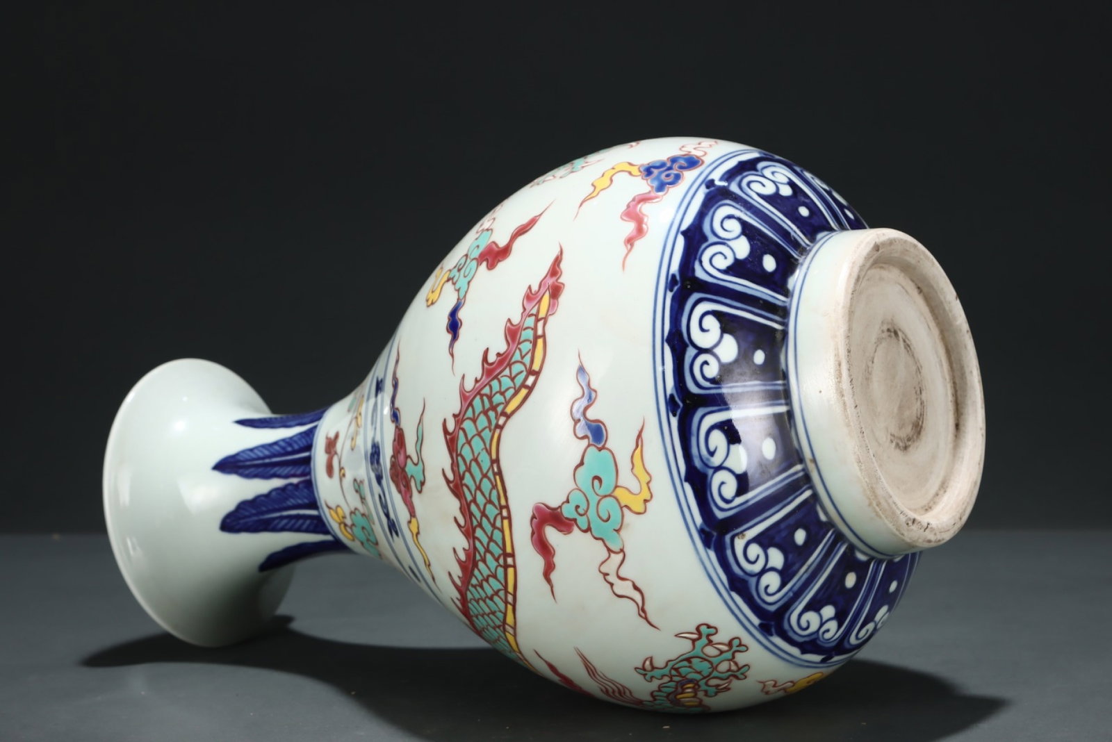 A Rare Wucai Auspicious Cloud and Dragon Pattern Vase - 7
