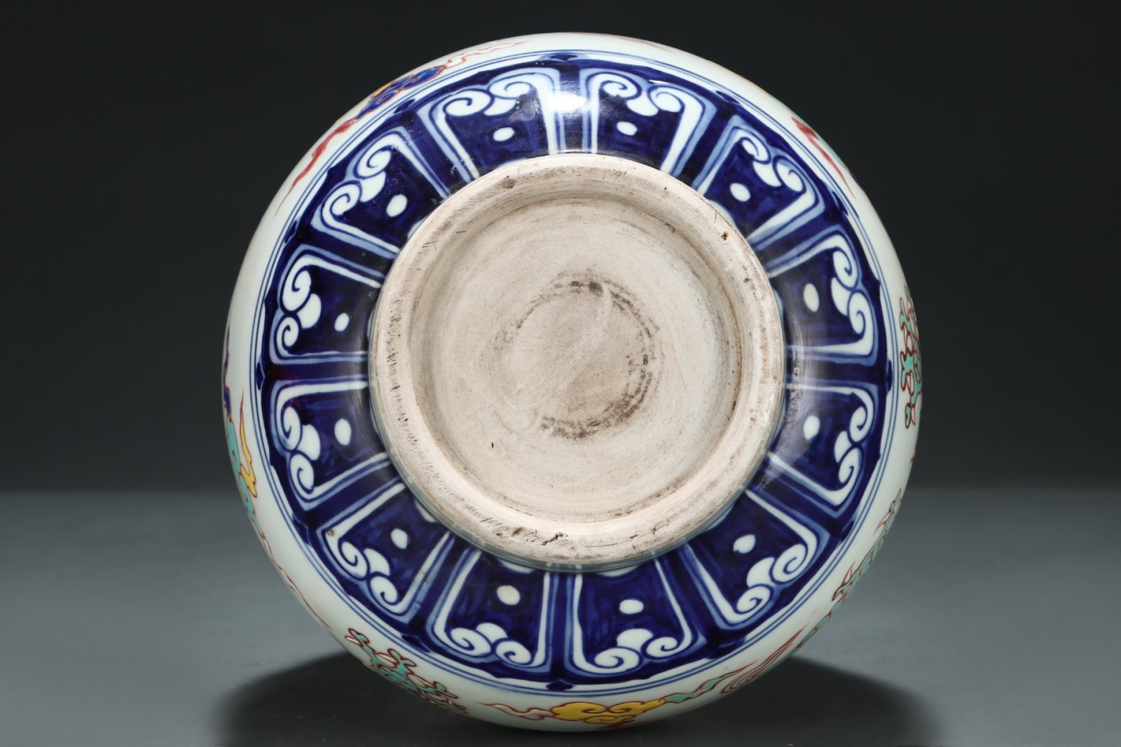 A Rare Wucai Auspicious Cloud and Dragon Pattern Vase - 8