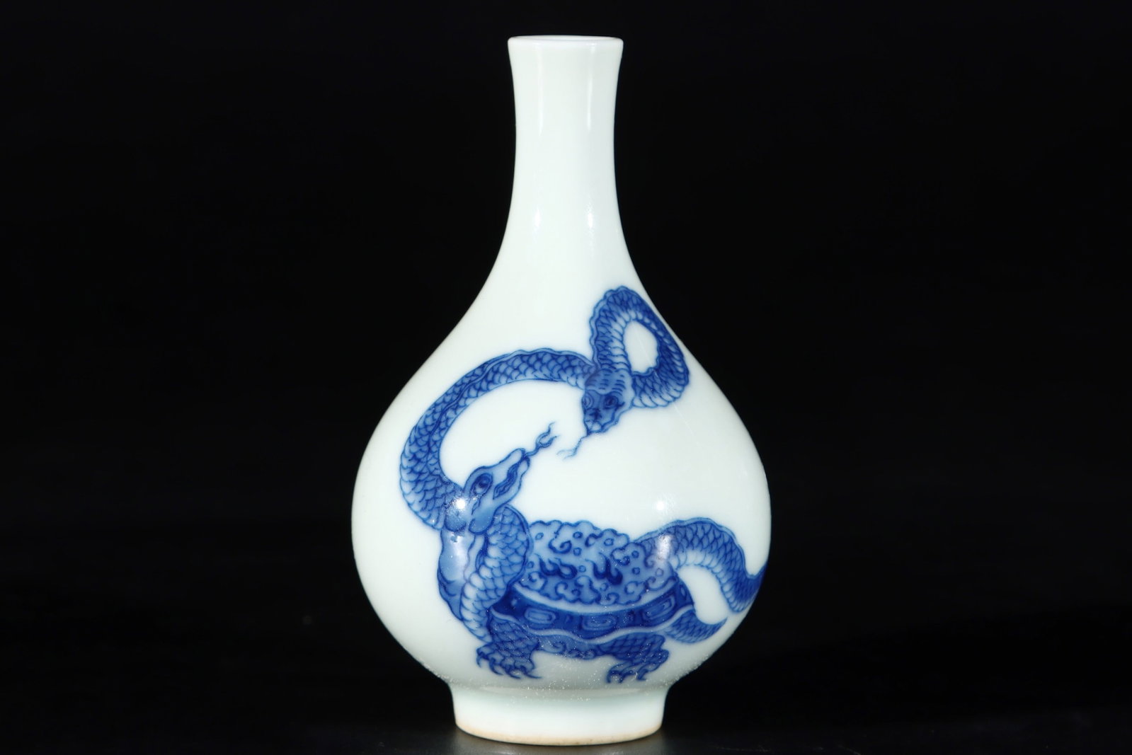 An Exquisite Blue and White Snake Patten Vase: An Exquisite Blue and White Snake Patten Vase,the Republic of China,With Mark,Size:3.1inx2in 青花蛇纹瓶中国民国时期,带款